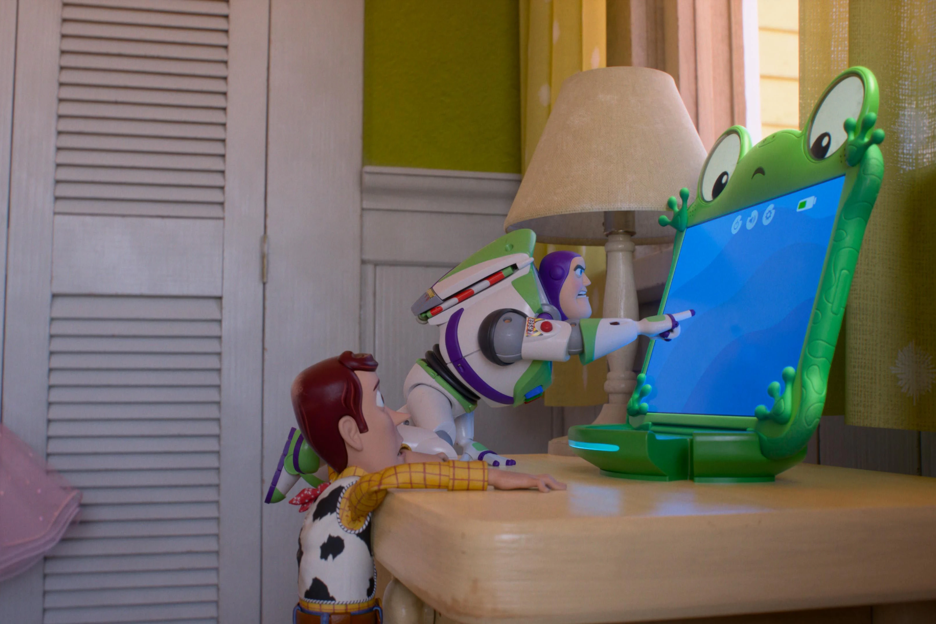 Auch Woody und Buzz sind mit dem neuen Hightech-Spielzeug alles andere als happy
