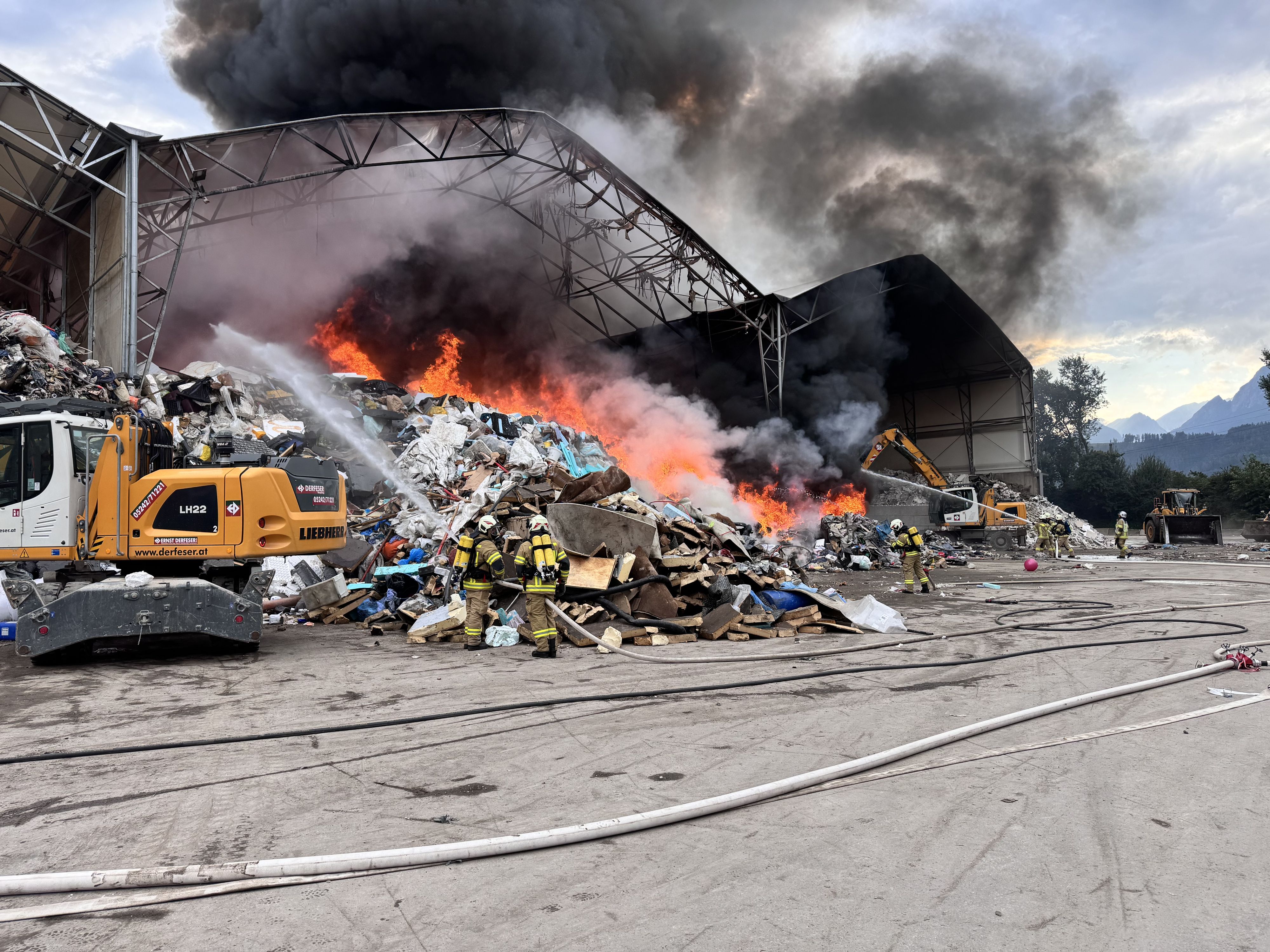Großbrand in Tiroler Recycling-Anlage 2025: Auslöser könnte ein falsch entsorgter Akku gewesen sein.