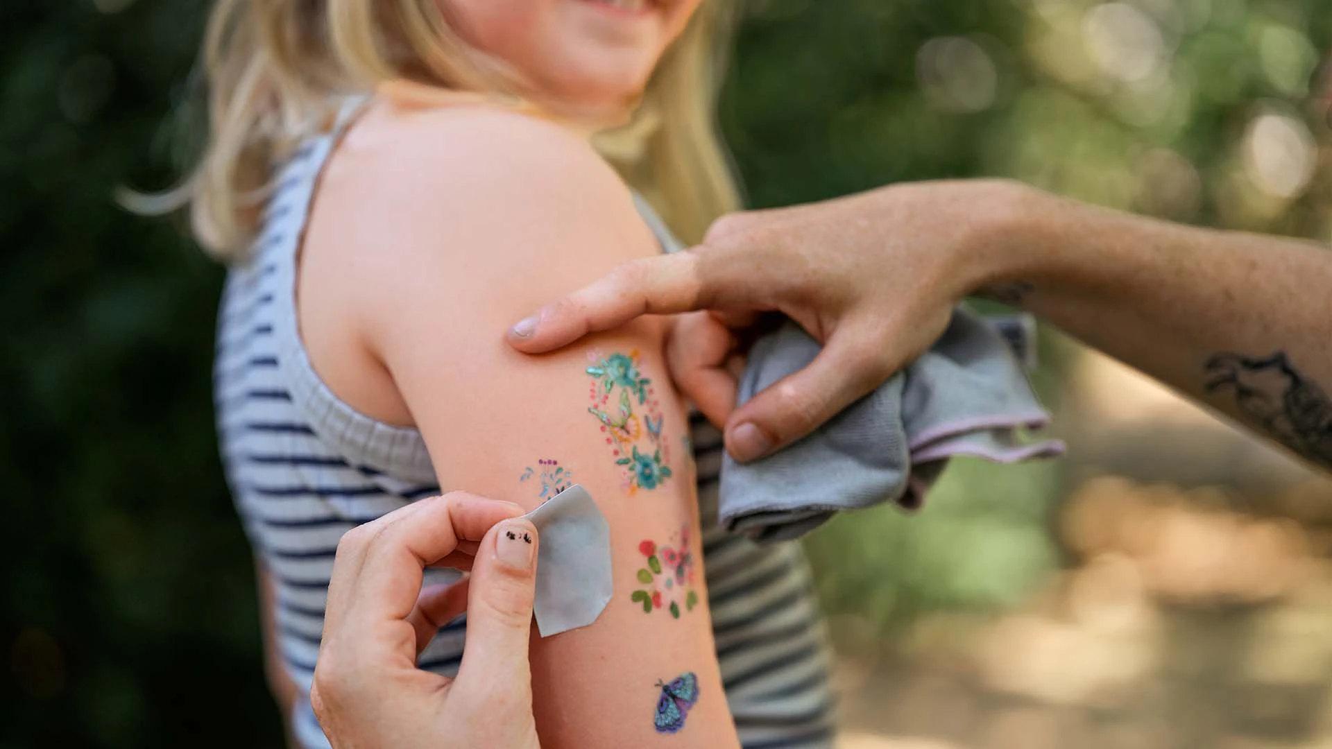 Heute.at - Chemie-Cocktail – so gefährlich sind Klebe-Tattoos