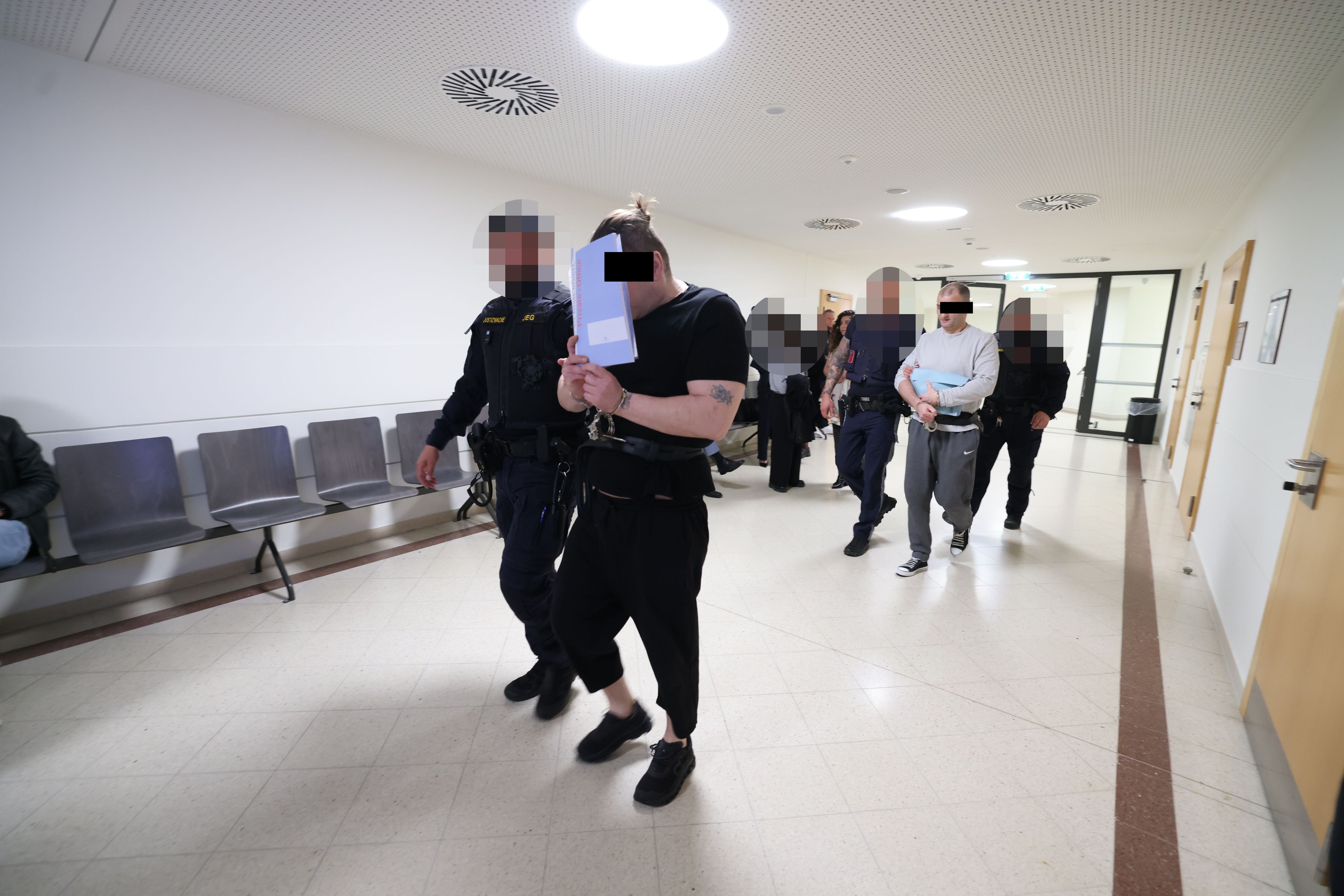Die beiden Angeklagten am Wiener Landl. Vor Scham bedeckte einer sein Gesicht.
