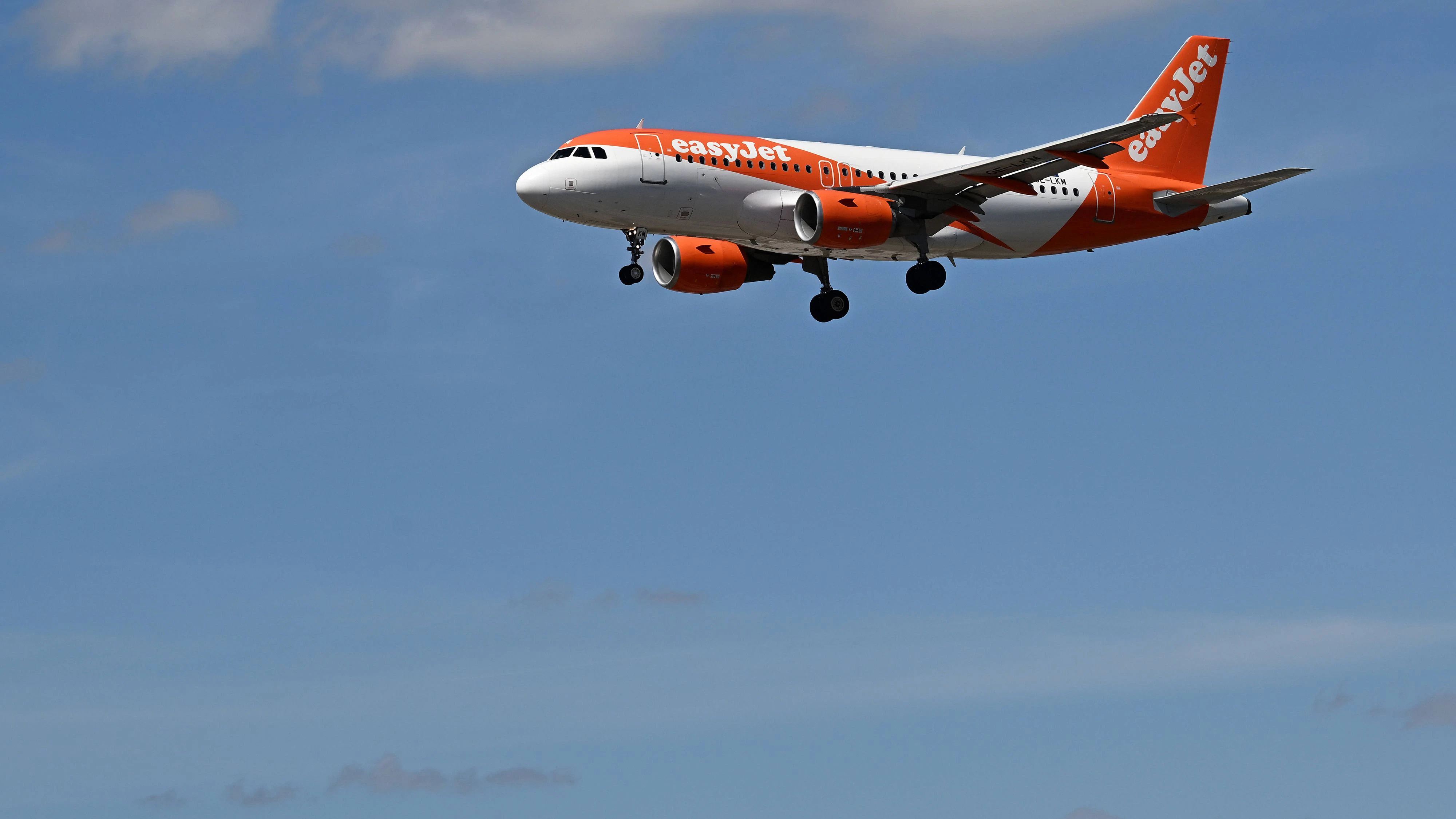 Heute.at - Flug-Abbruch! Passagiere prügeln sich im Airbus