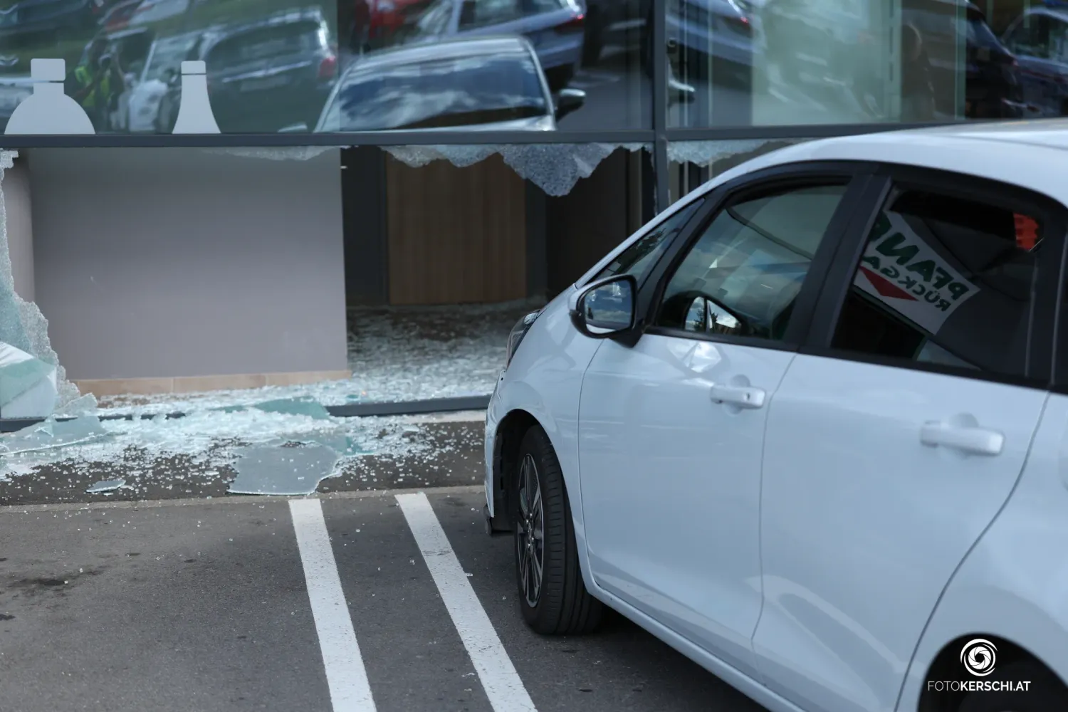 Das Auto krachte in die Fassade des Lebensmittelgeschäftes.