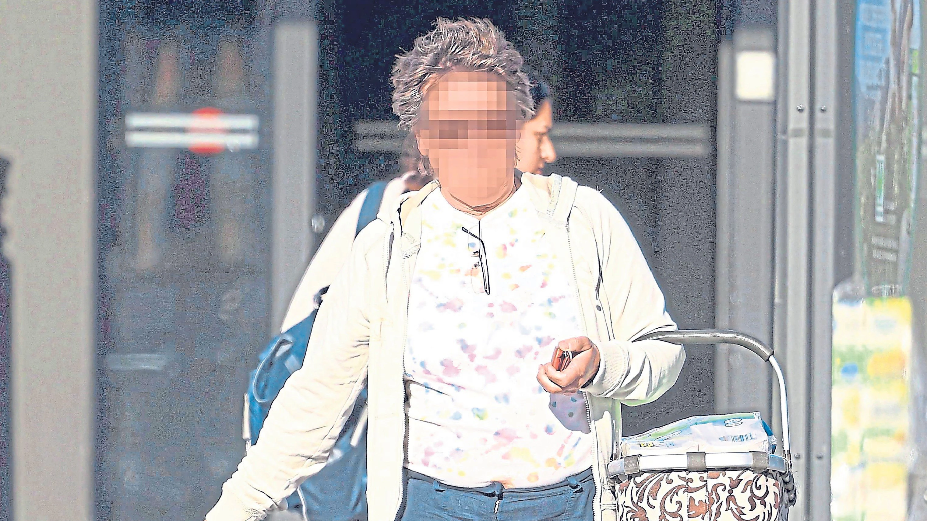 24/25 August 2025 in Duisburg.
Lehrerin aus Duisburg ist seit mehr als 16 Jahren krankgeschrieben und kassiert trotzdem ihr volles Gehalt.
Jacqueline D. beim Einkaufen in Duisburg.