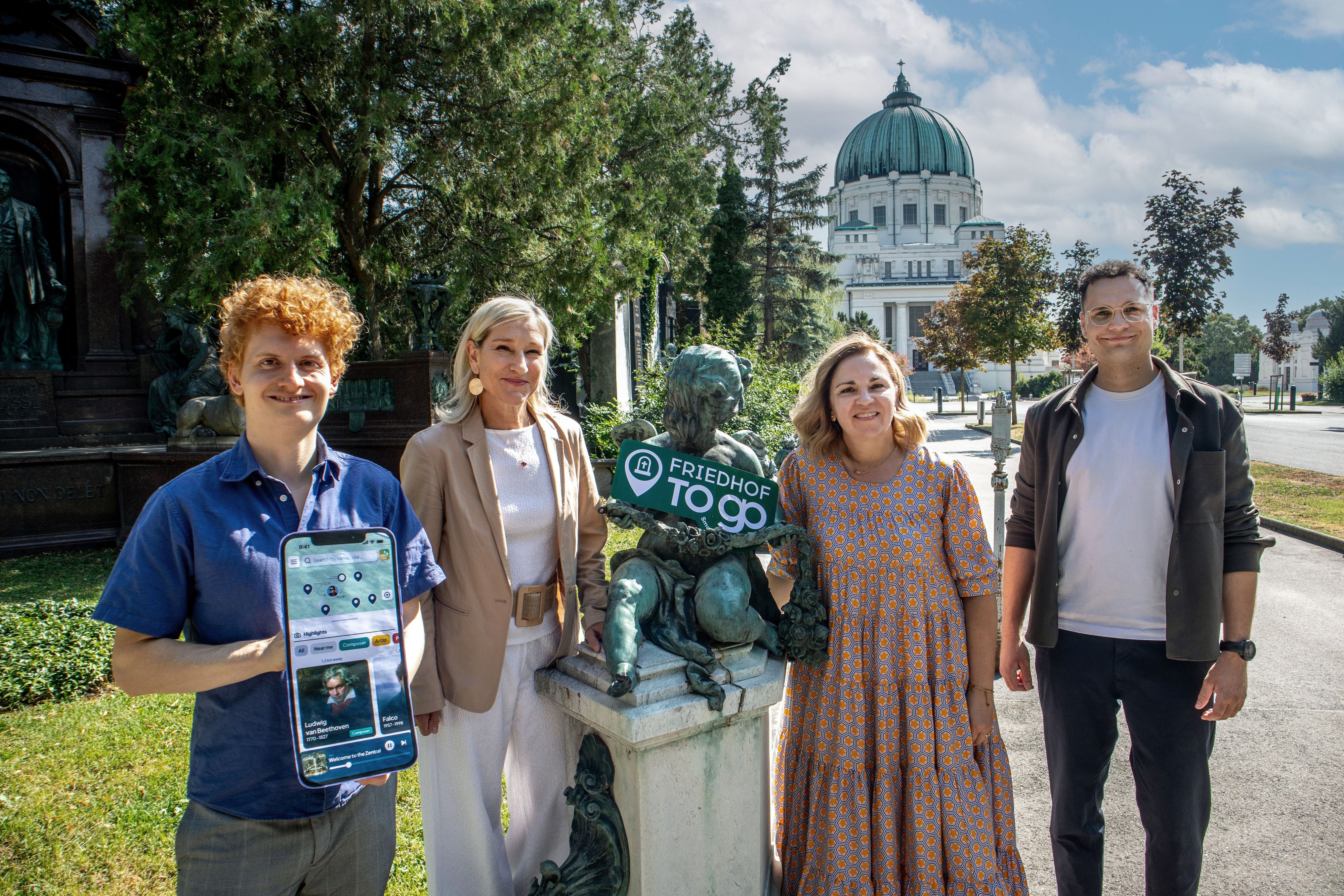 Florian Kowarsch (nuseum.ai), Monika Unterholzner (stellv. Generaldirektorin Wiener Stadtwerke), Renate Niklas (Geschäftsführerin Friedhöfe Wien) und Julian Harbort (nuseum.ai, v. li.) präsentierten das neue Angebot.