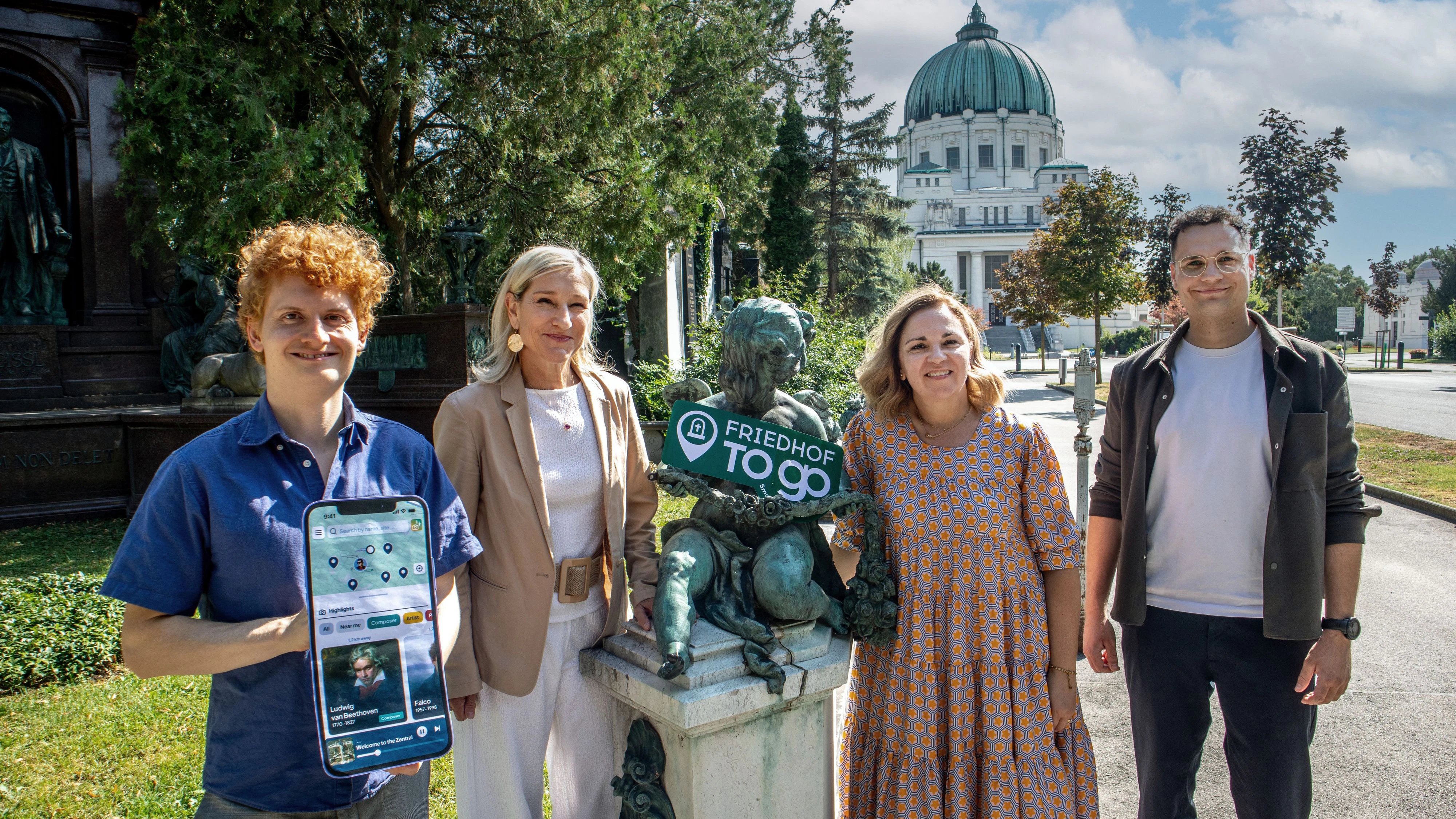 Florian Kowarsch (nuseum.ai), Monika Unterholzner (stellv. Generaldirektorin Wiener Stadtwerke), Renate Niklas (Geschäftsführerin Friedhöfe Wien) und Julian Harbort (nuseum.ai, v. li.) präsentierten das neue Angebot.