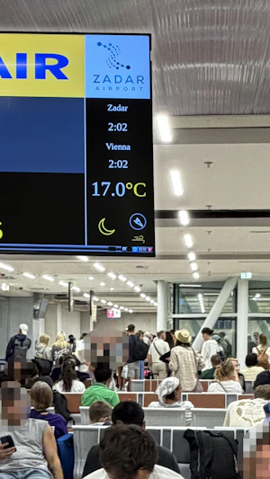 Flug-Chaos am Balkan: Wienerin erlebt stundenlange Verspätung und Unwetter in Zadar. Aktuelle Infos zu Reiseproblemen und Airport-Services.