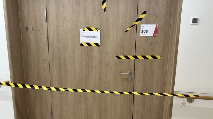 Hinter dieser Türe kam es zur Explosion