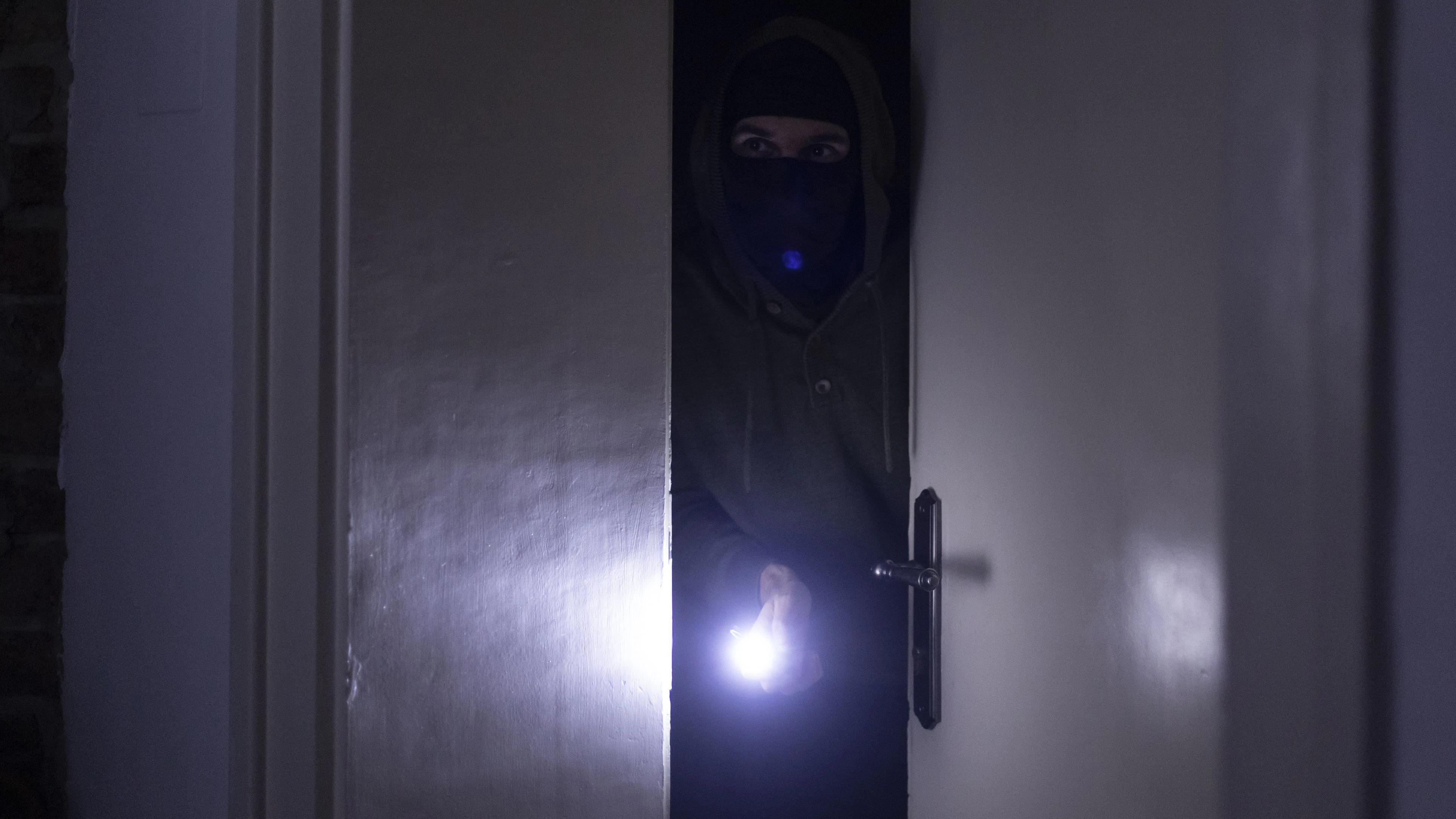 Heute.at - Einbrecher überrascht schlafenden Mann neben Bett