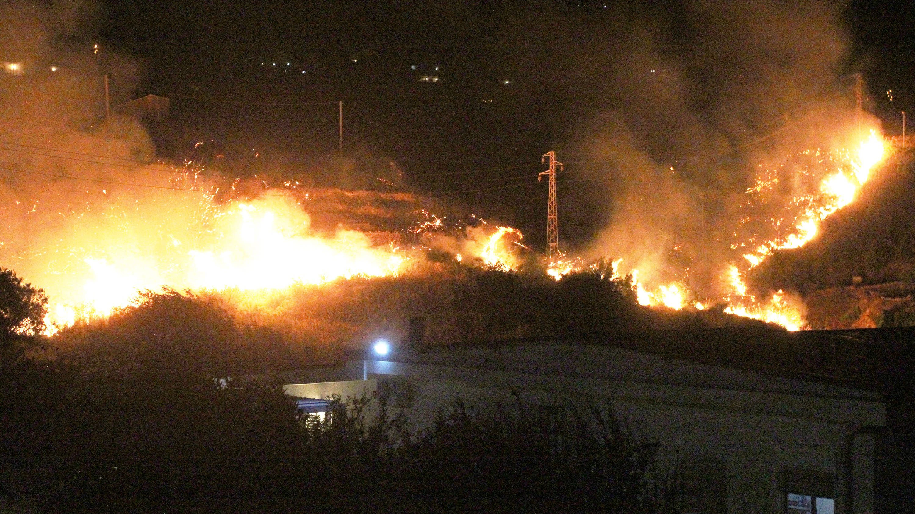 Heute.at - Waldbrände wüten auf Sizilien – Spital evakuiert