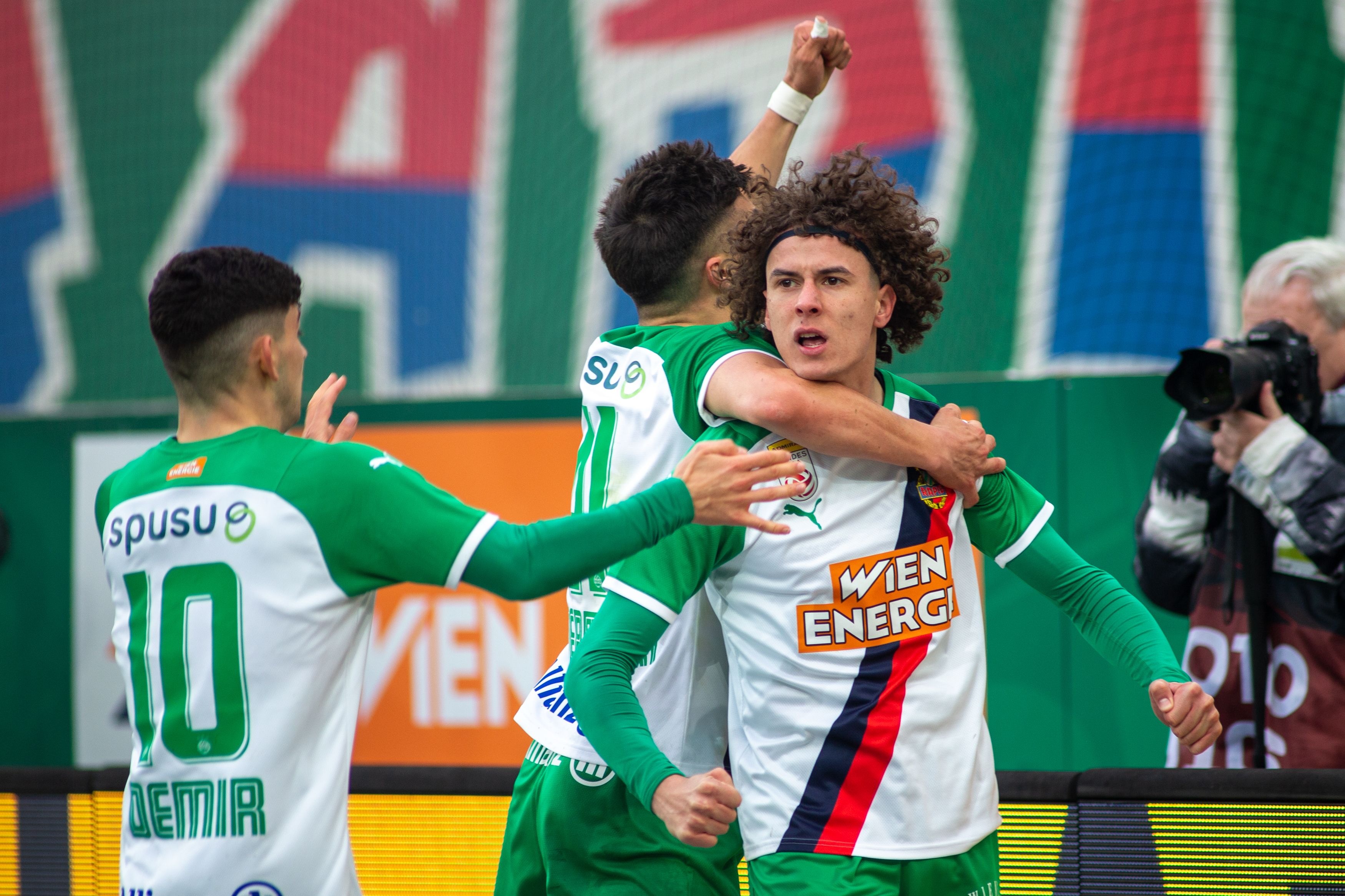 Robert Ljubicic 2022 beim Torjubel vor Rapids Block West