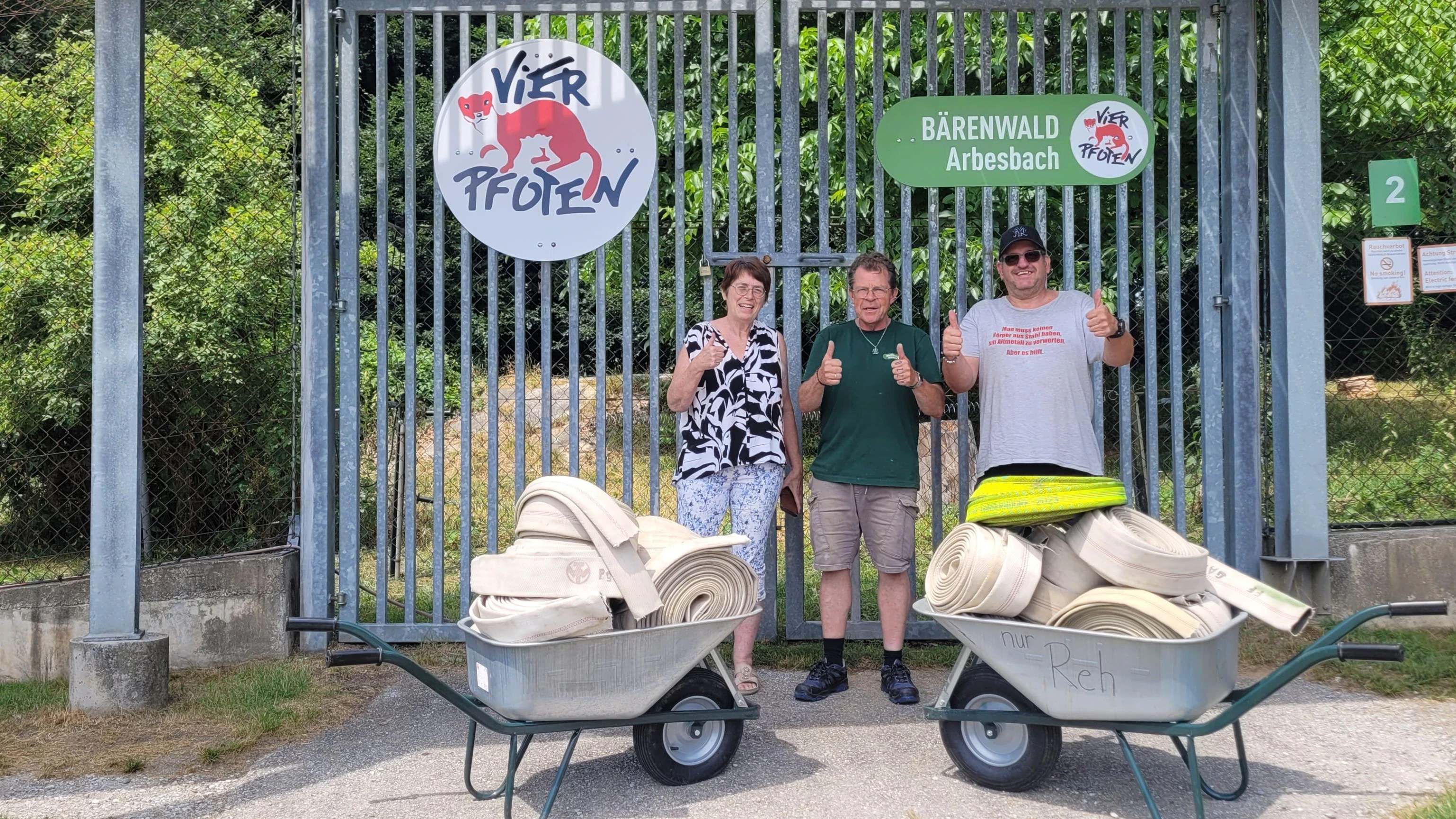 Hier überreicht die Feuerwehr Tallesbrunn die ausrangierten Schläuche. 