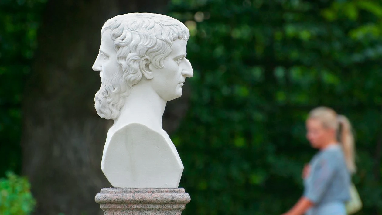 Der römische Gott "Janus" wird immer mit zwei Gesichtern dargestellt. Es wird damit symbolisiert, dass er gleichzeitig in die Vergangenheit und in die Zukunft blicken kann. 