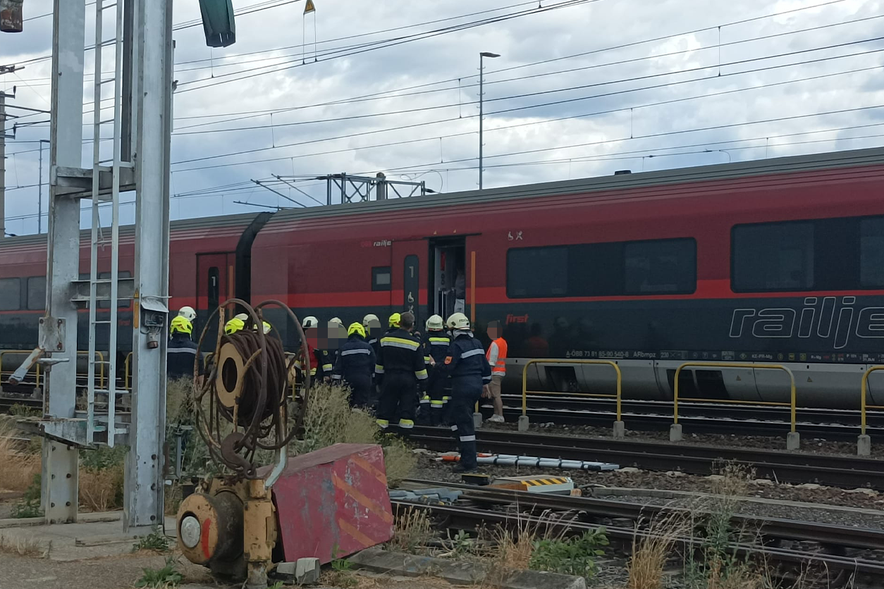 Heute.at - Railjet evakuiert! Großeinsatz nach Oberleitungsstörung