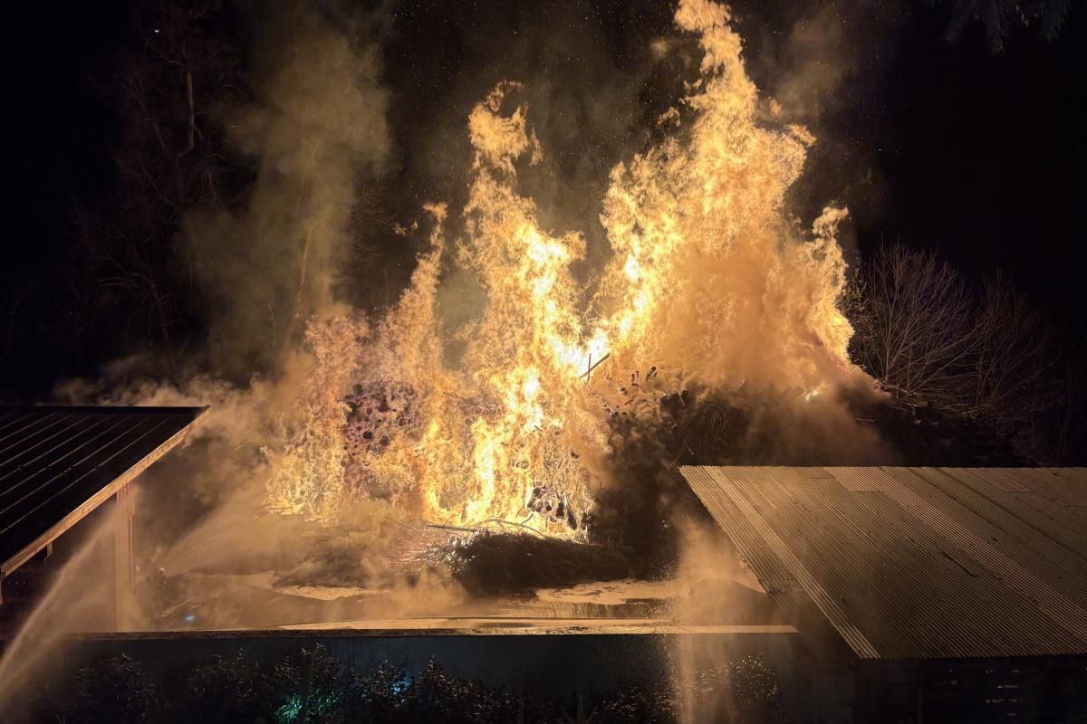 Das Holzlager des Klosters stand in Flammen.