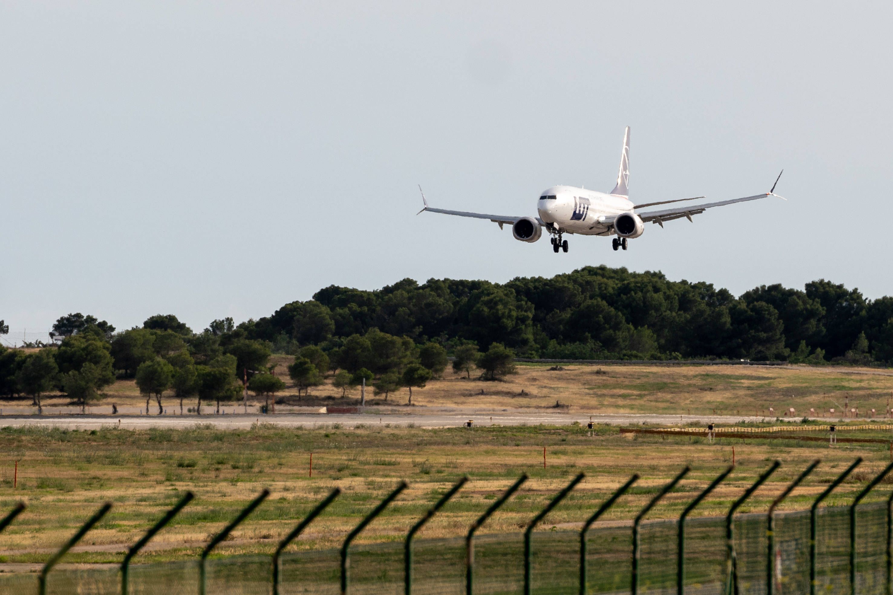 Eine Boeing 737-8 MAX der polnischen LOT beim Anflug auf Palma de Mallorca.