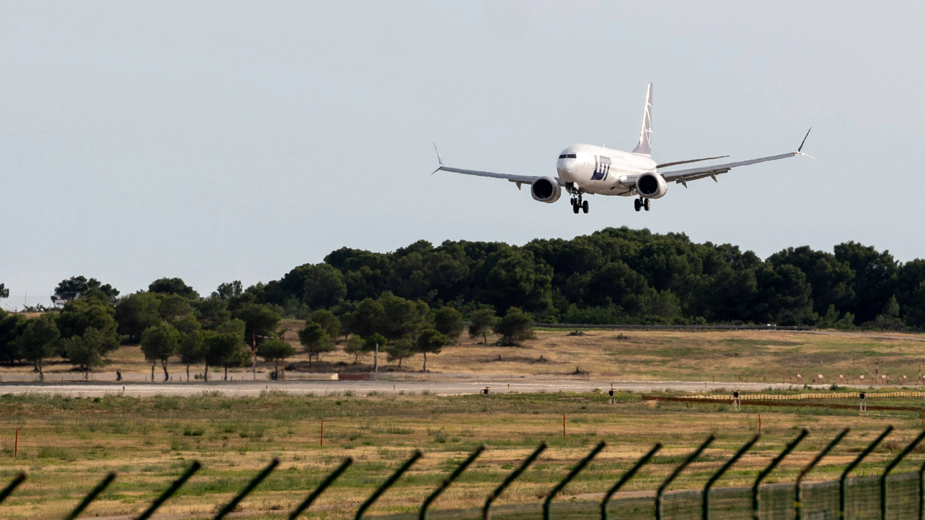 Eine Boeing 737-8 MAX der polnischen LOT beim Anflug auf Palma de Mallorca.