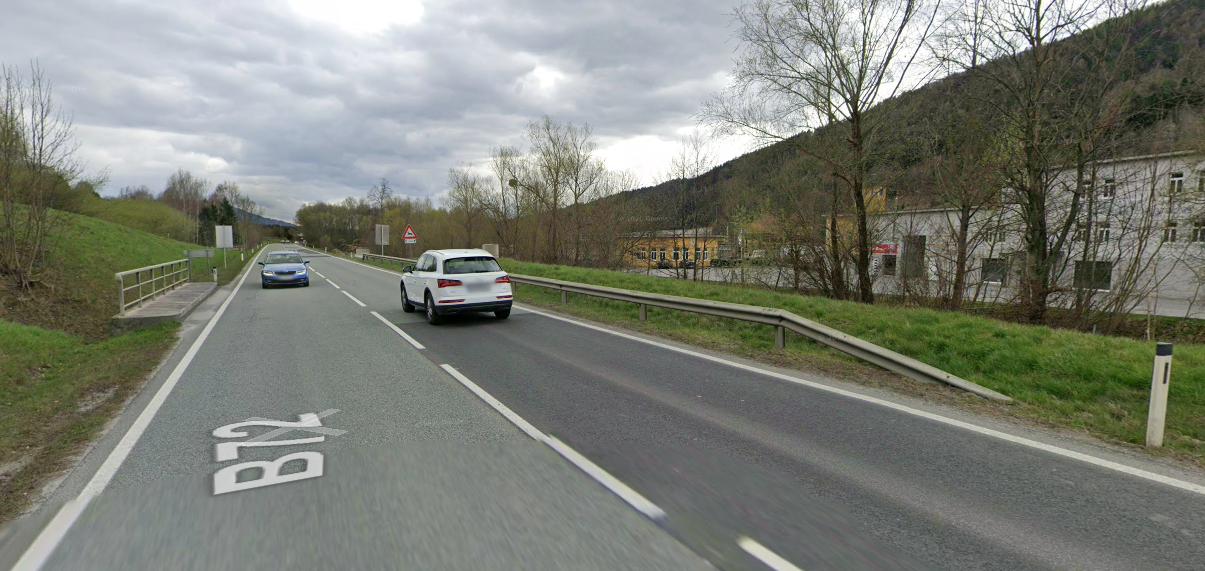 Das Motorrad kam nach außen von der Fahrbahn ab und prallte gegen eine Leitplanke.