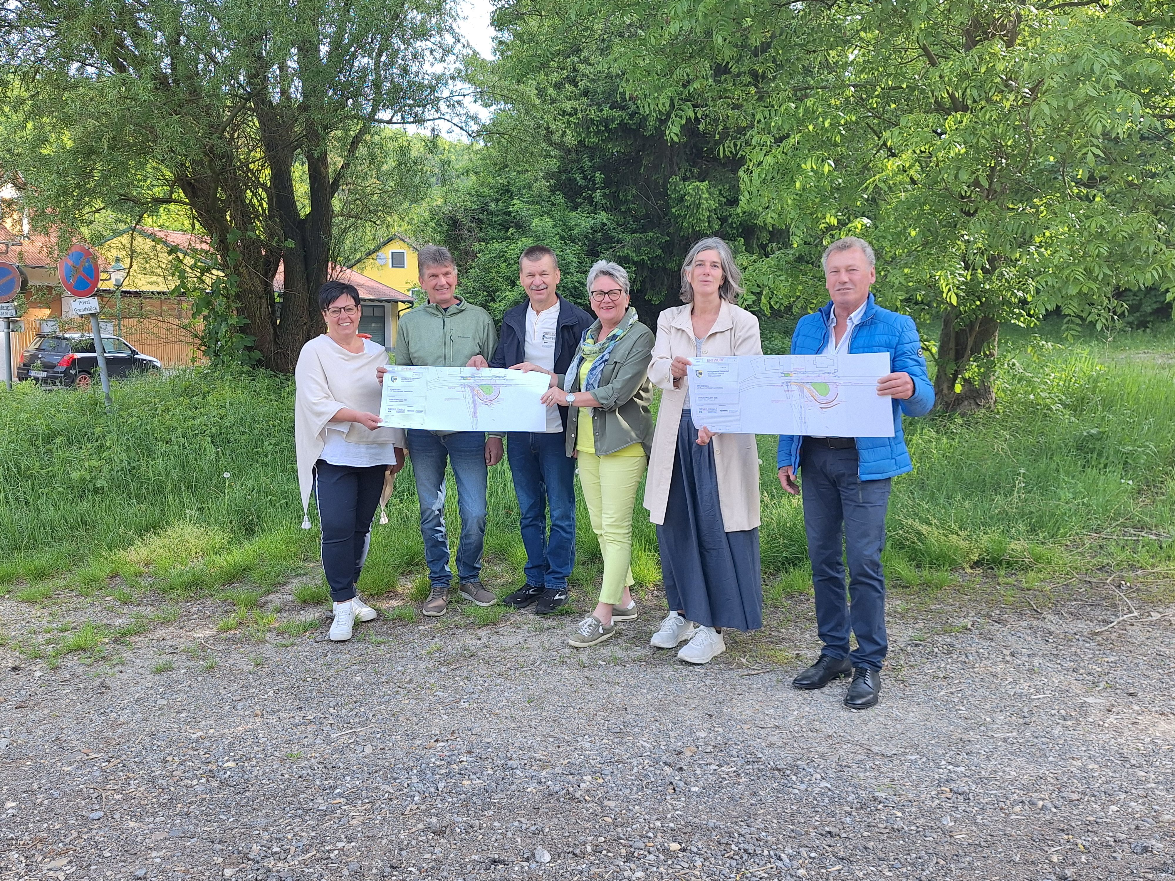In Oberrohrbach soll ein Busumkehrplatz errichtet werden (v.l.n.r.): Vizebürgermeisterin Corinna Horn (ÖVP), Manfred Dam (ÖVP), Ortsvorsteher Oberrohrbach und Gemeinderat, Johann Piesinger (SPÖ), geschäftsführender Gemeinderat, Bürgermeisterin Magdalena Batoha (ÖVP), Alexandra Adler (Grüne, damalige geschäftsführende Gemeinderätin) und Peter Piry (FPÖ), geschäftsführender Gemeinderat.