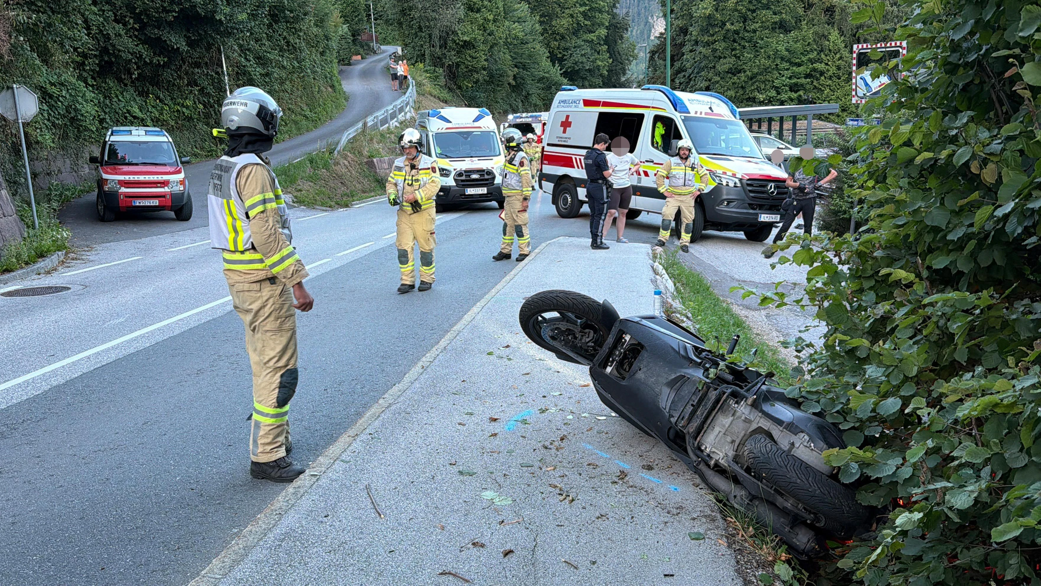 Heute.at - Biker rammt Randstein, katapultiert über  Böschung