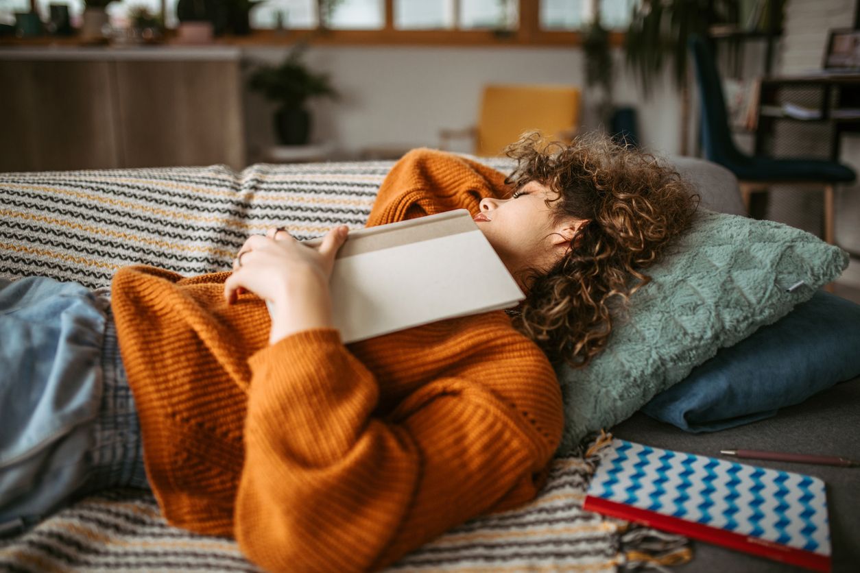 Wer regelmäßig auf dem Sofa einschläft, schadet seiner Gesundheit langfristig.