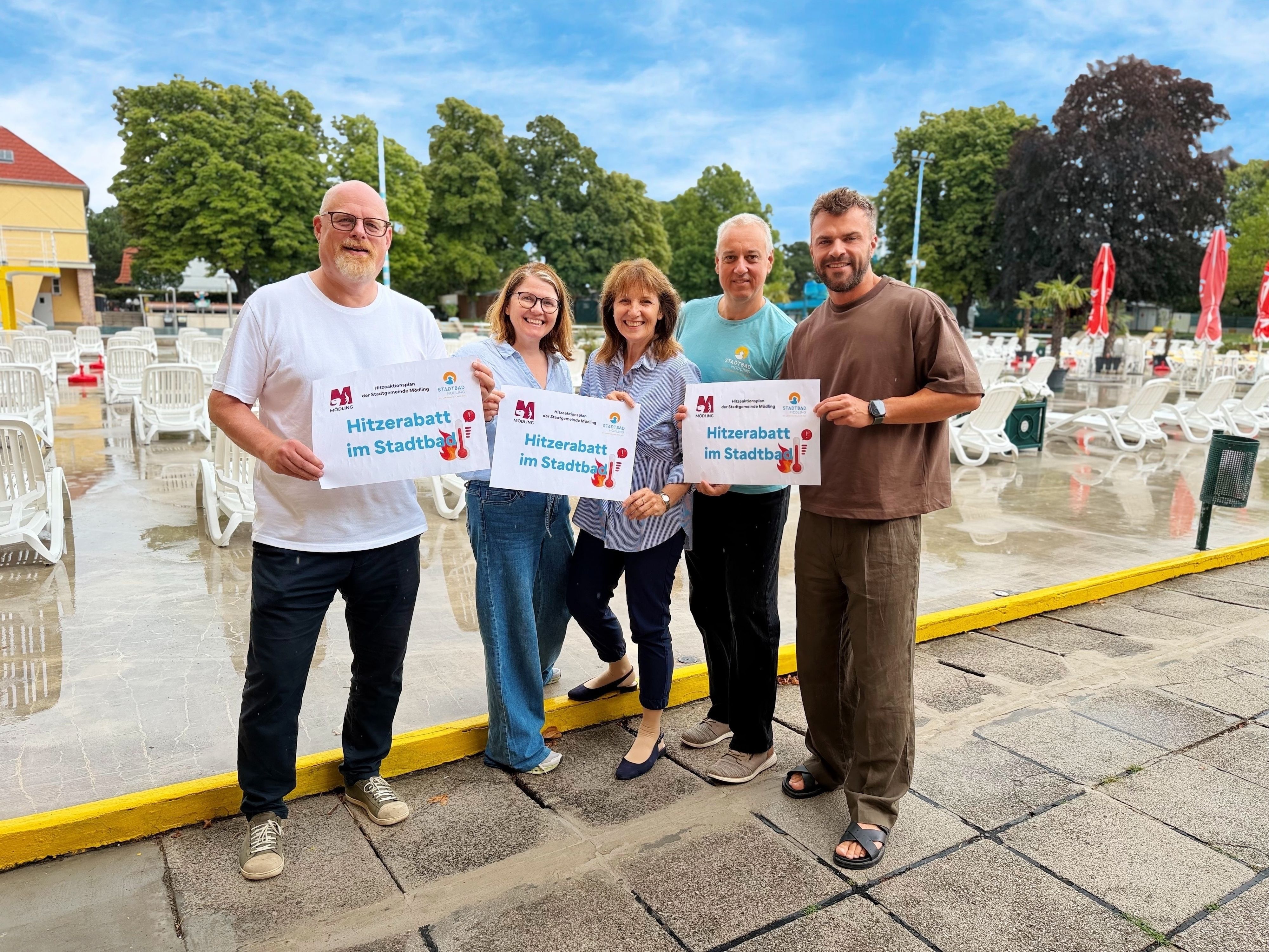 Ab einer Temperatur von 35 Grad in Mödling werden die Tickets für das Stadtbad günstiger (v.l.n.r.): Stadtrat Stephan Schimanowa (SPÖ), Stadträtin Barbara Kreuzer (Grüne), Bürgermeisterin Silvia Drechsler (SPÖ), Stadtrat Markus Gilly (SPÖ) und Stadtbadleiter sowie Gemeinderat Mehmed Alajbeg (SPÖ).