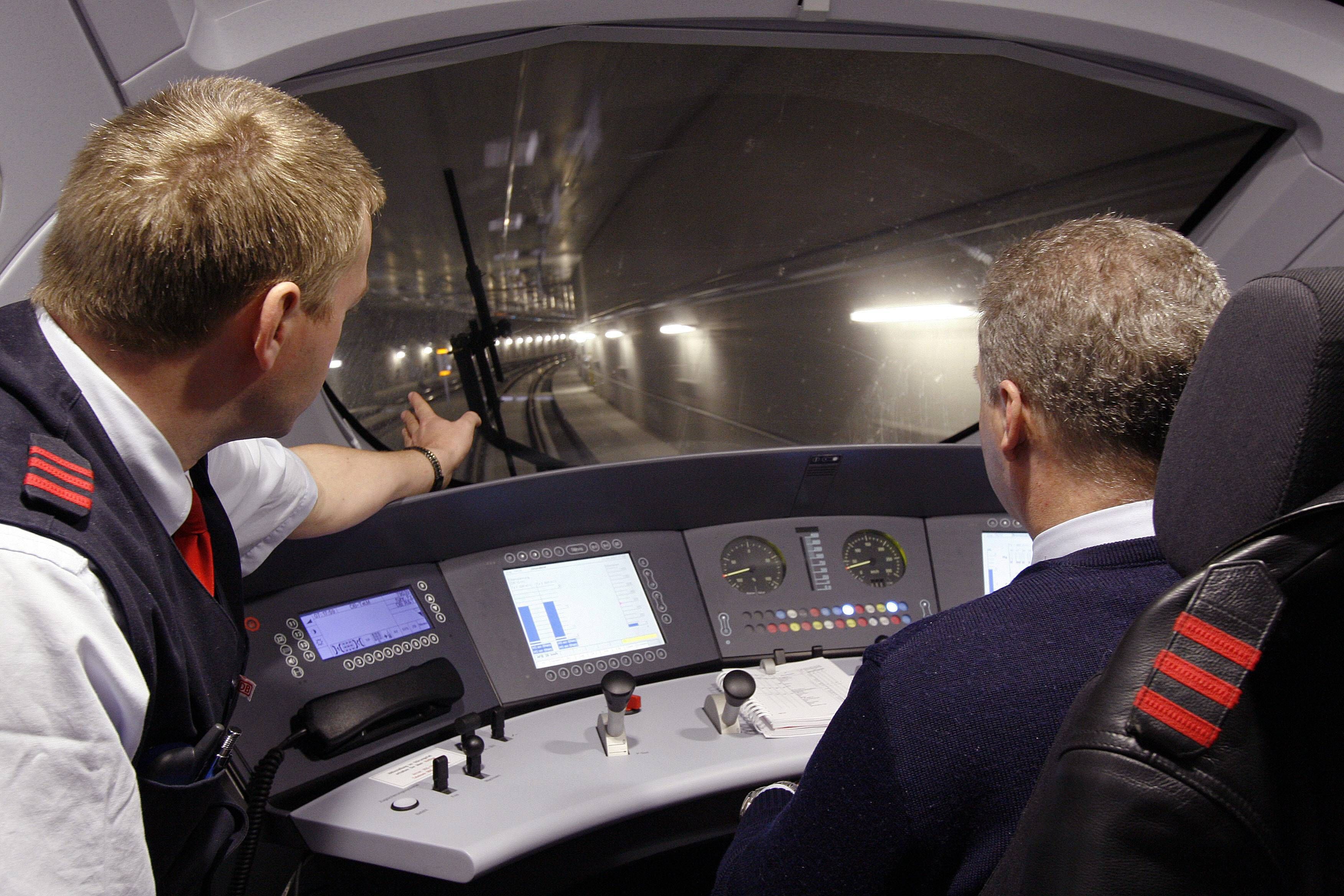 Blick aus dem Führerstand eines ICE der Deutschen Bahn in einen Tunnel. Archivbild