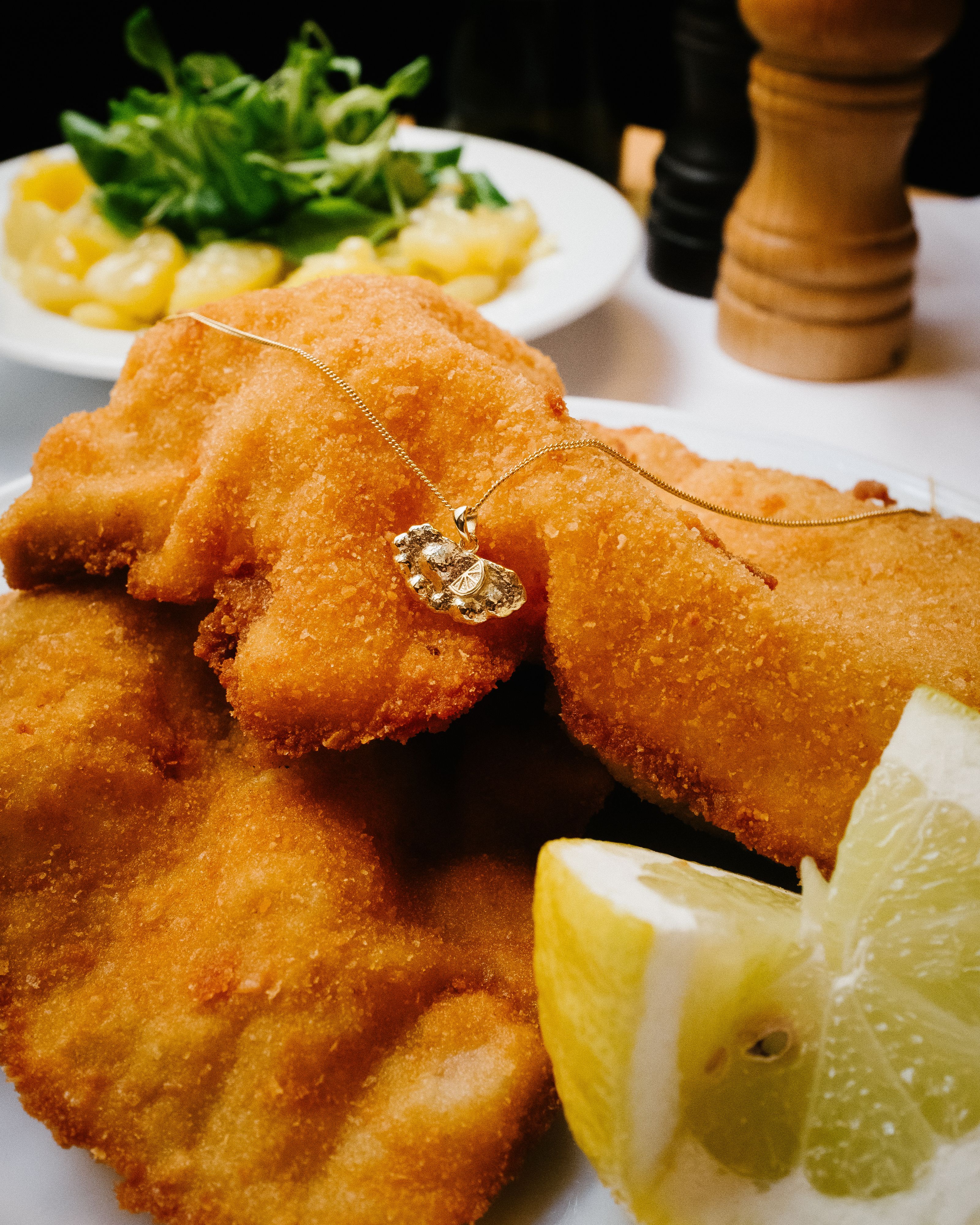Die Schnitzelkette kostet 119 Euro und ist limitiert.
