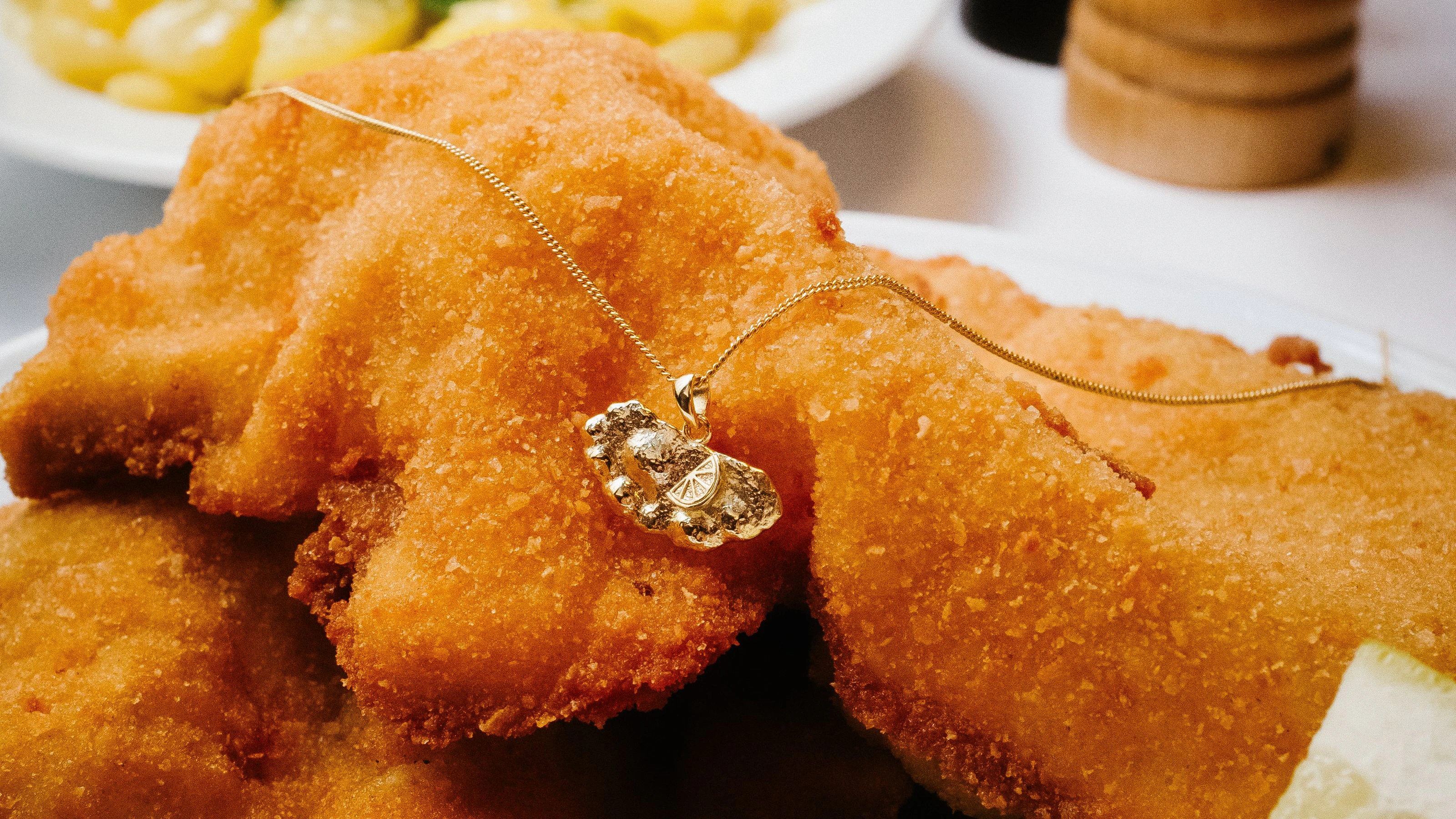 Heute.at - 119 Euro! Wiener Schnitzel gibt's jetzt als Schmuck
