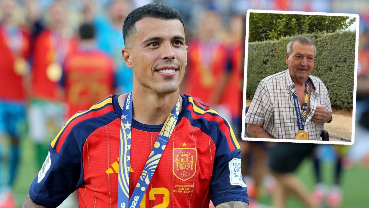 Pedro Porro hat die WM-Siegermedaille an seinen Opa übergeben. 