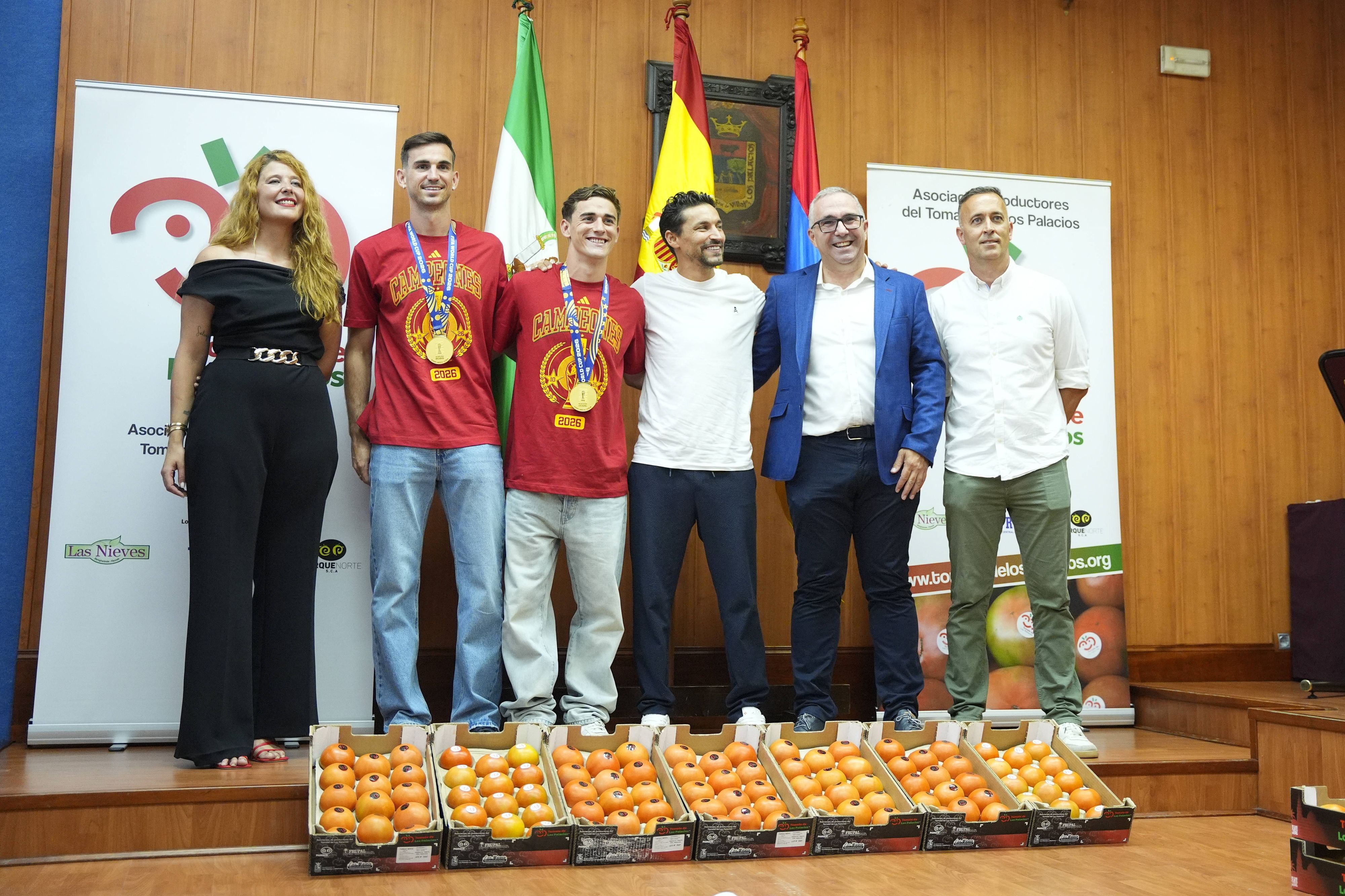Gavi und Fabian Ruiz bekamen ein besonderes Geschenk.