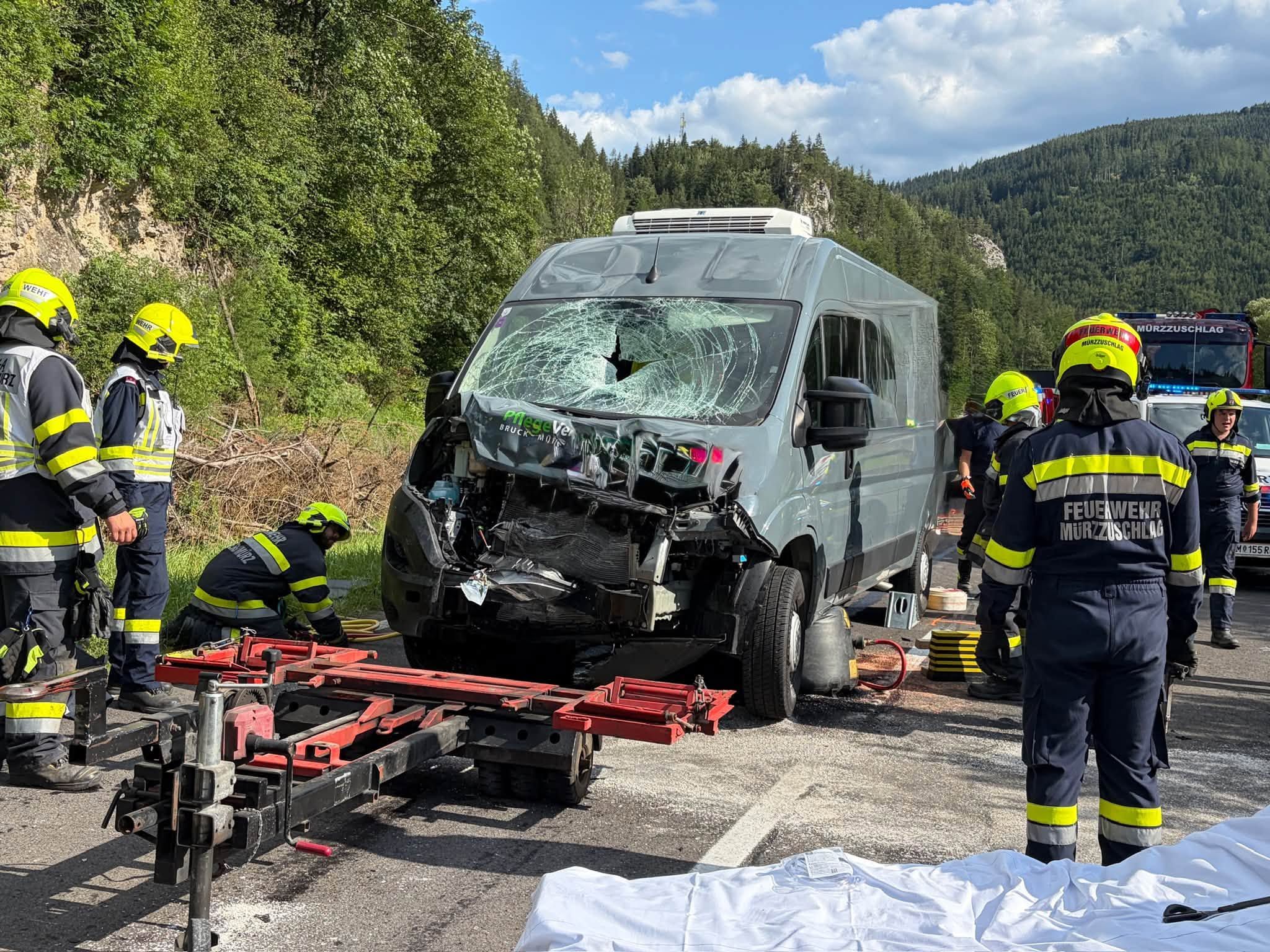 Der 20-Jährige Lenker wurde schwer verletzt .