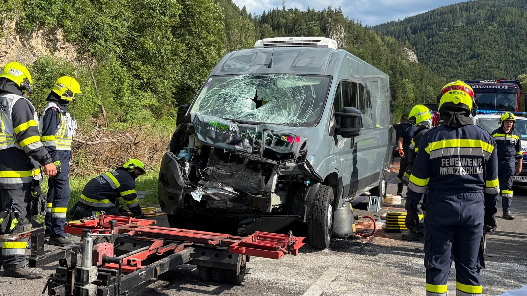Heute.at - Schwer verletzt – Biker (20) krachte in Kleinbus