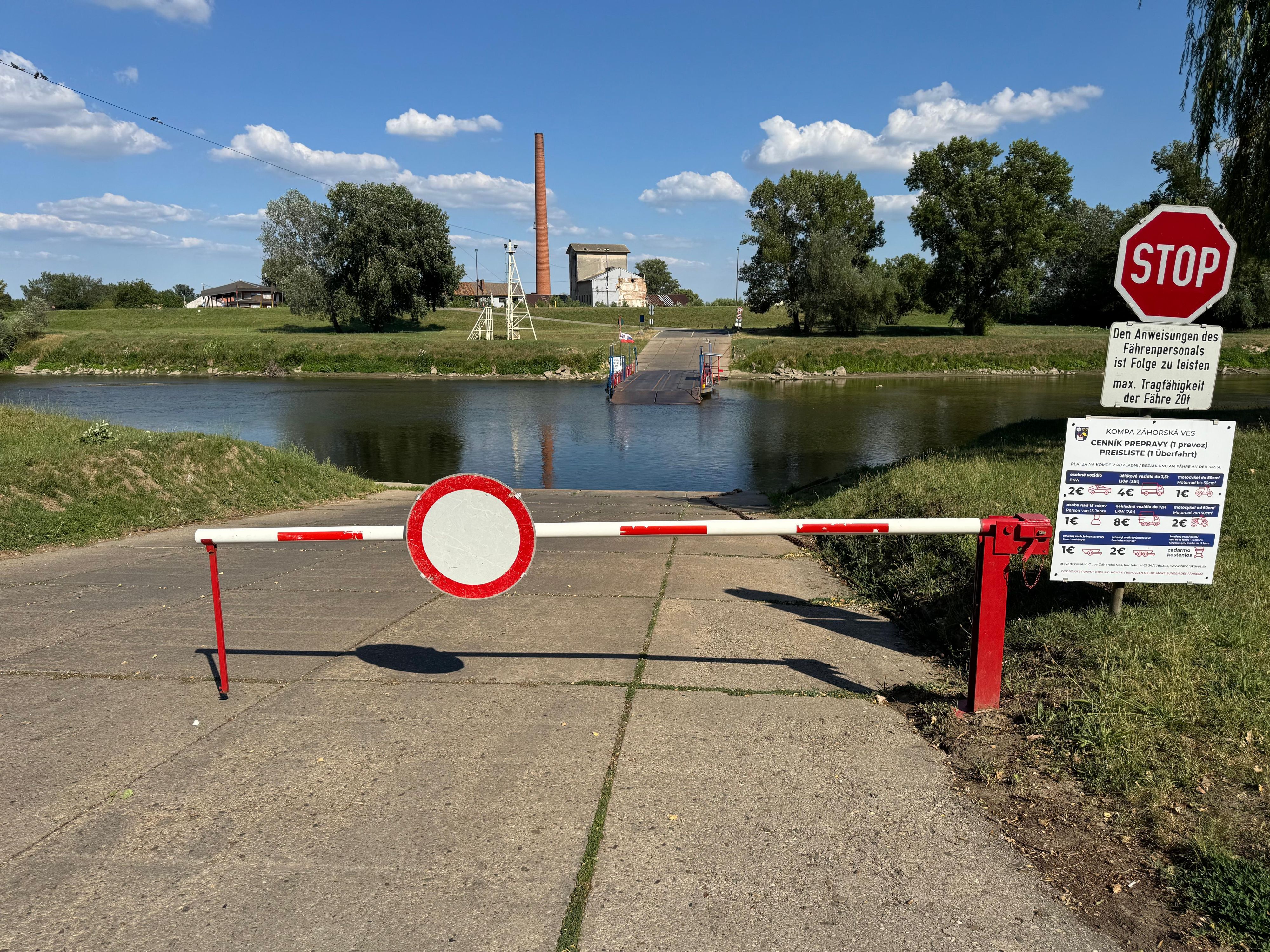 Initiative fordert Straßenbrücke über die March; die Fähre bei Angern ist immer wieder gesperrt.