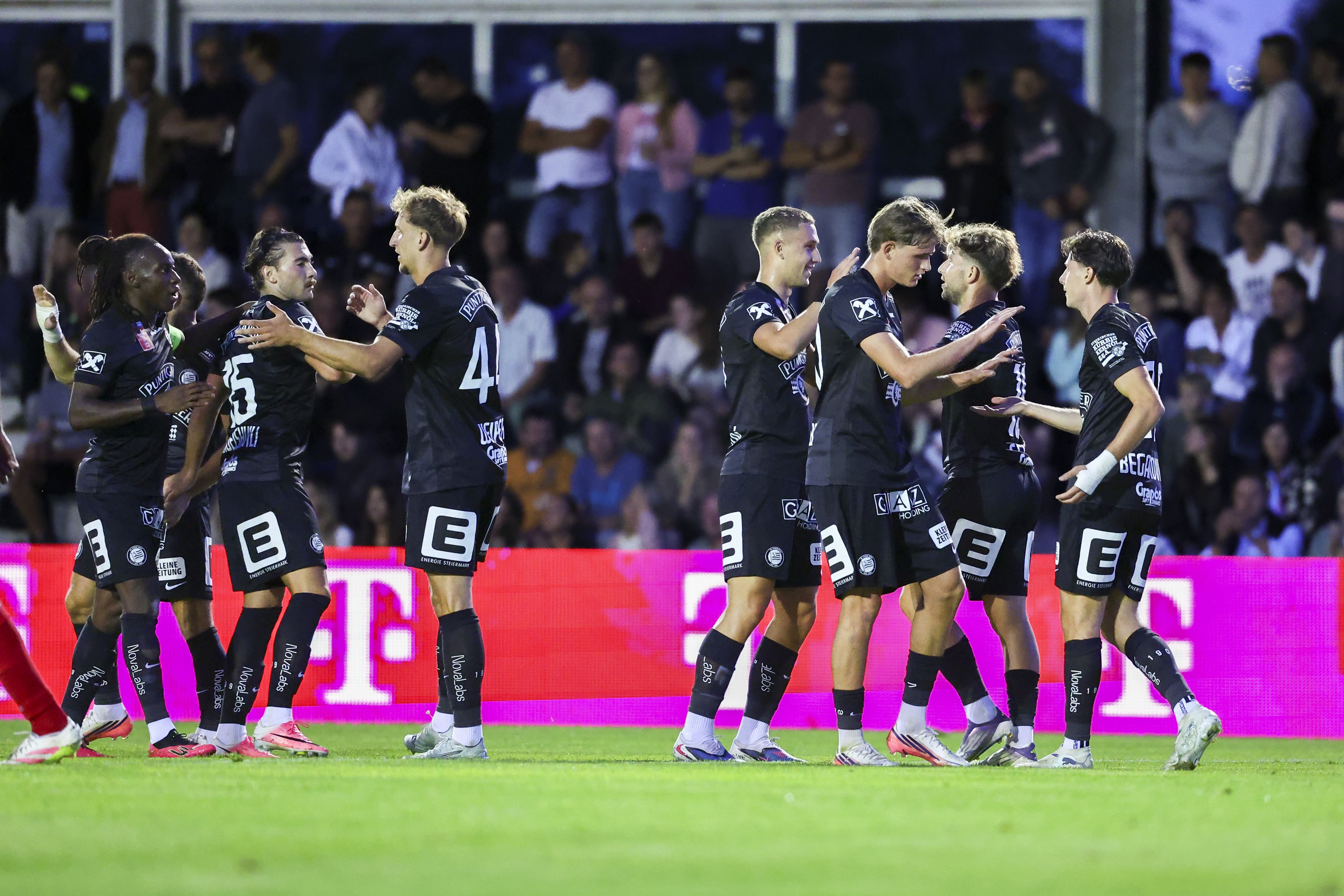 Sturm Graz jubelt über den Sieg gegen Seekirchen. 