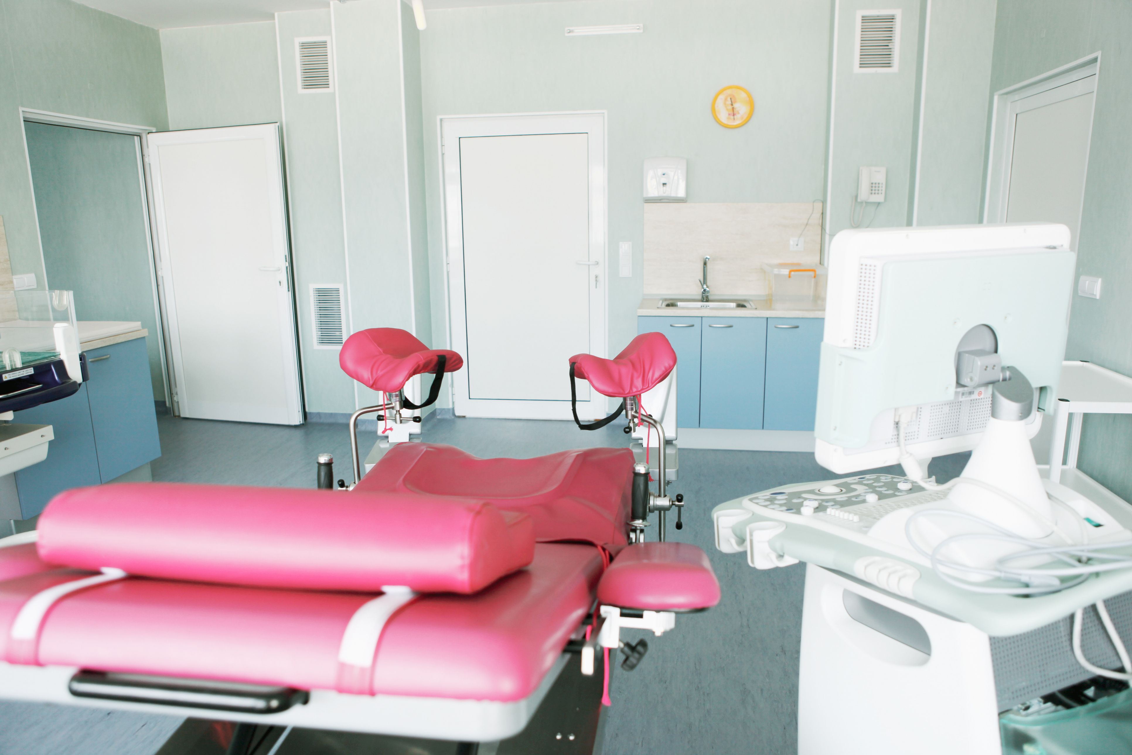 Der Arzt soll die Patientinnen missbraucht und die Taten gefilmt haben.