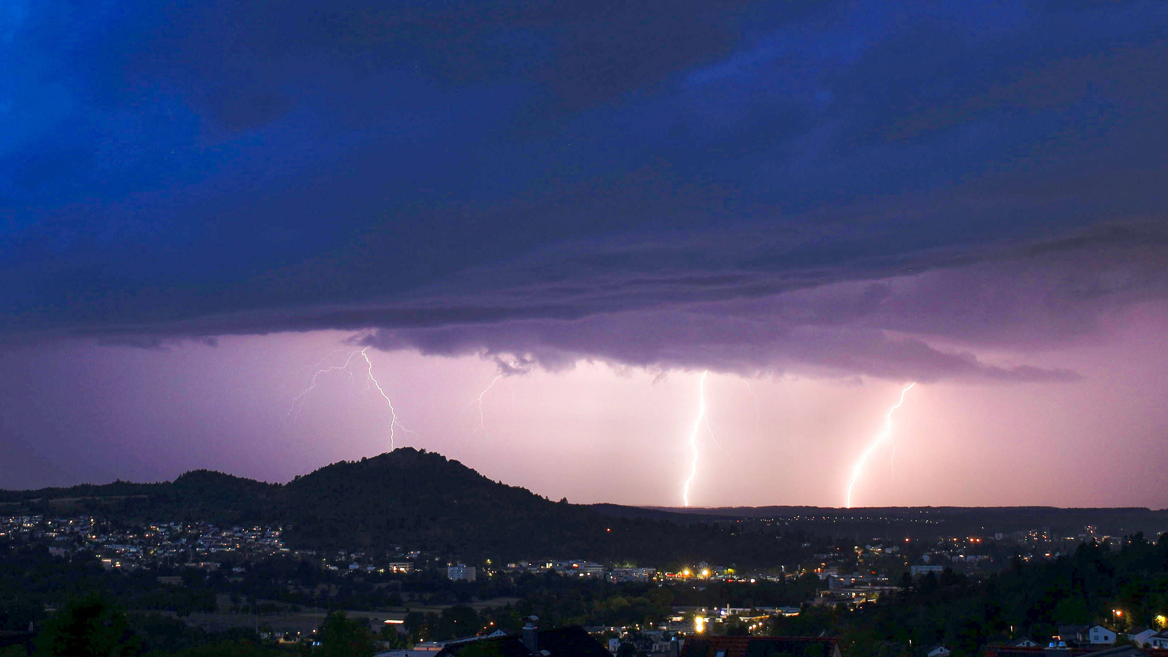 Heute.at - Kälte-Keule peitscht jetzt Gewitter nach Österreich