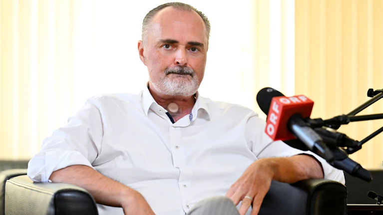 Zu Ostern wurde Landeshauptmann Hans Peter Doskozil der Kehlkopf entfernt, zehn Wochen lang durfte er keinen Ton sagen. Jetzt meldet er sich voller Kraft zurück: 