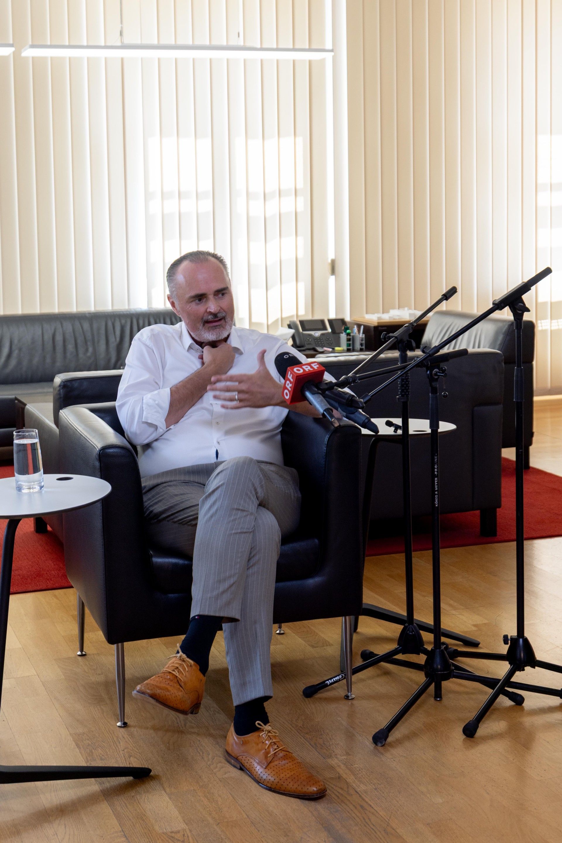 Hans Peter Doskozil absolvierte mit der Pressekonferenz am Freitag seinen ersten öffentlichen Medienauftritt nach Kehlkopfentfernung.