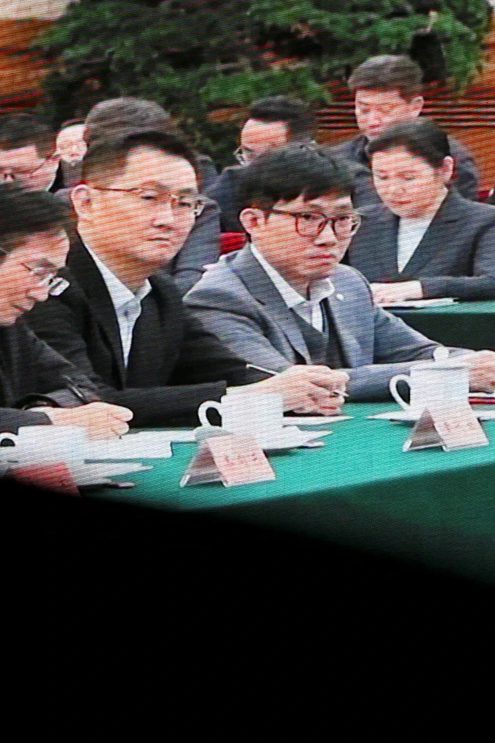 Deepseek-Gründer Liang Wenfeng (r. mit Hornbrille, aktuell ca. 38 Mrd. Dollar) und Tencent-Gründer Pony Ma (2. v. r., ca. 46 Mrd. Dollar), zwei der reichsten und einflussreichsten Chinesen