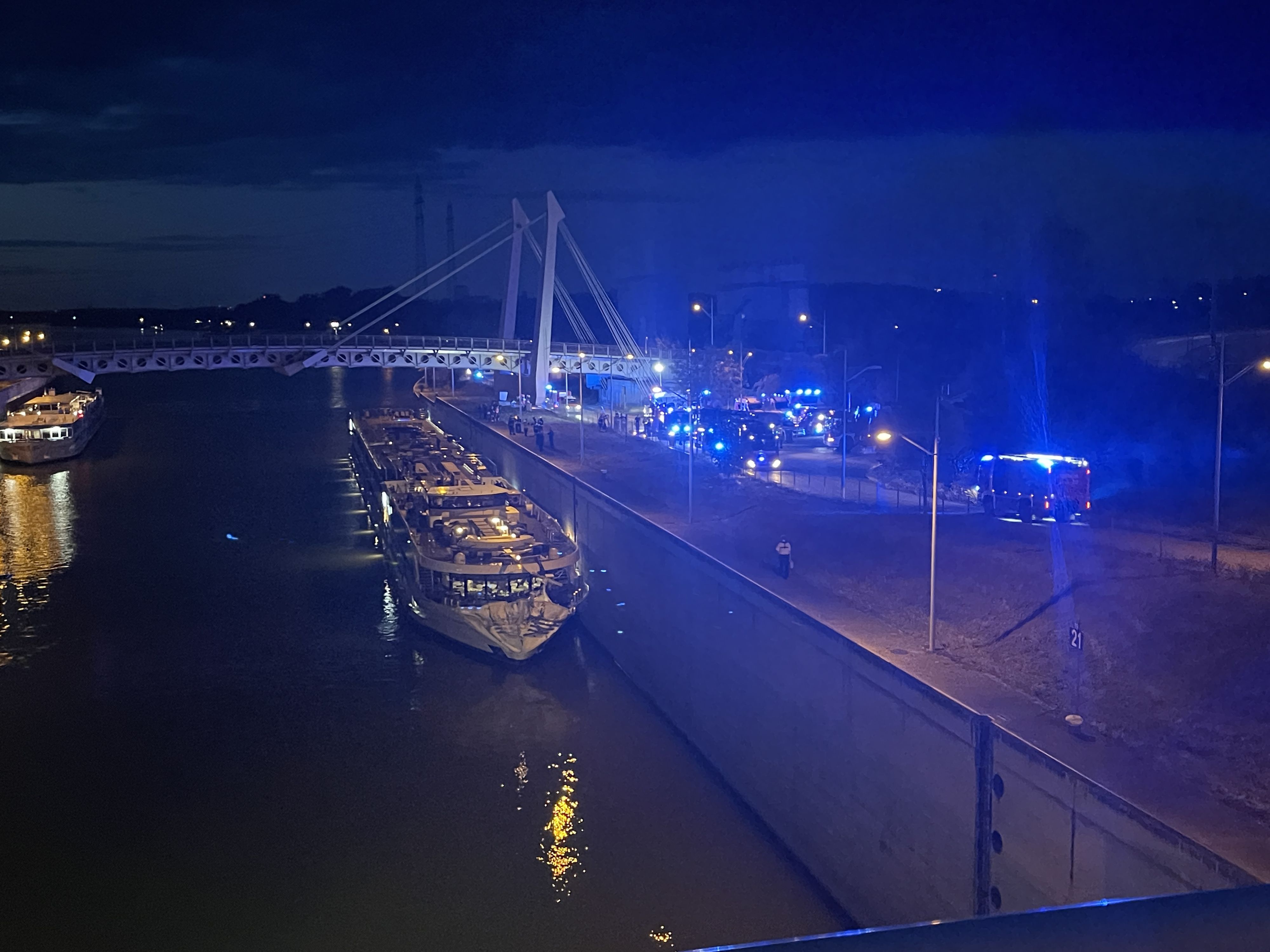 Heute.at - Unglück auf Wiener Donau – Schiff rammt Kraftwerkmauer