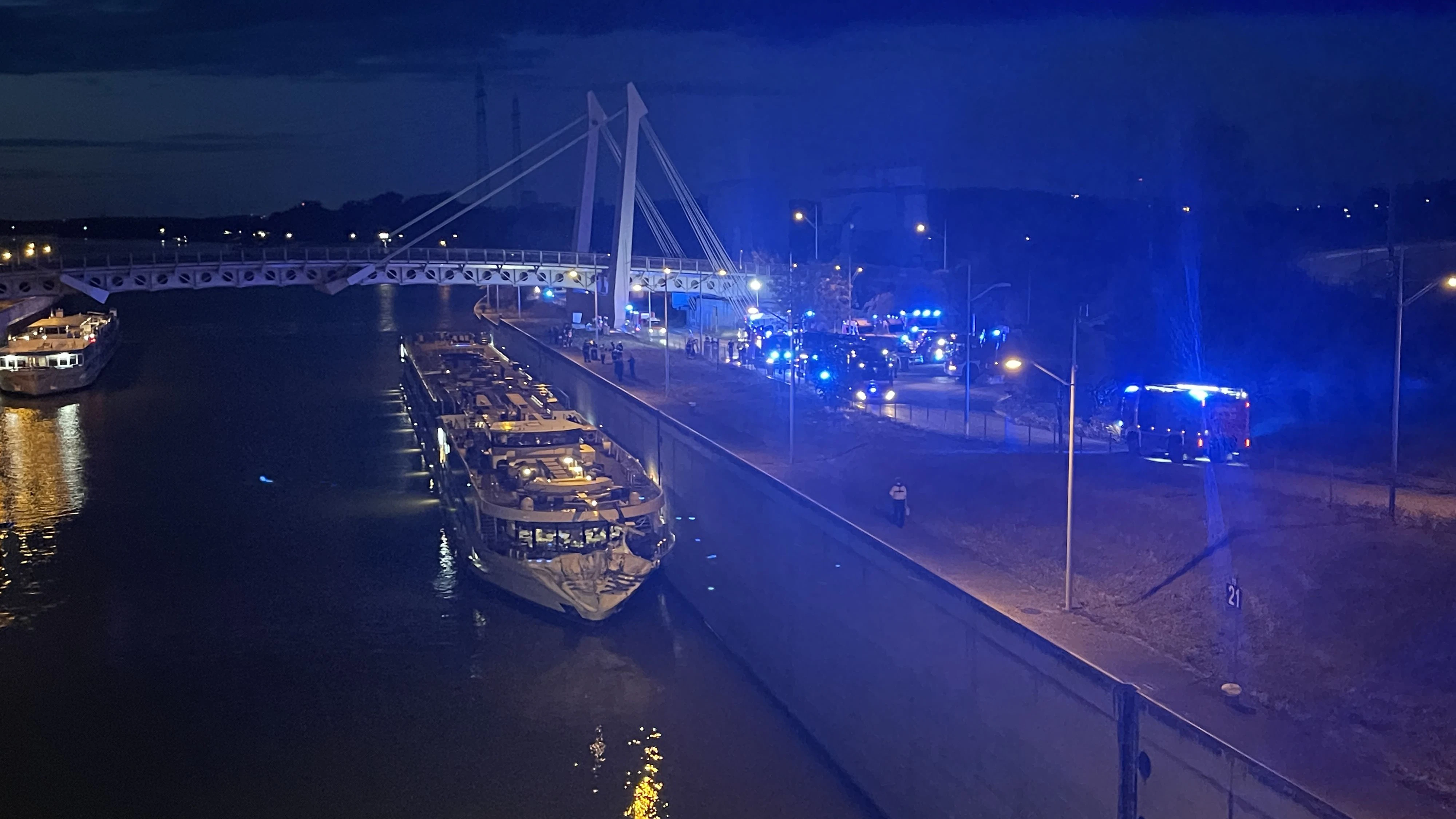 Heute.at - Unglück auf Wiener Donau – Schiff rammt Kraftwerkmauer