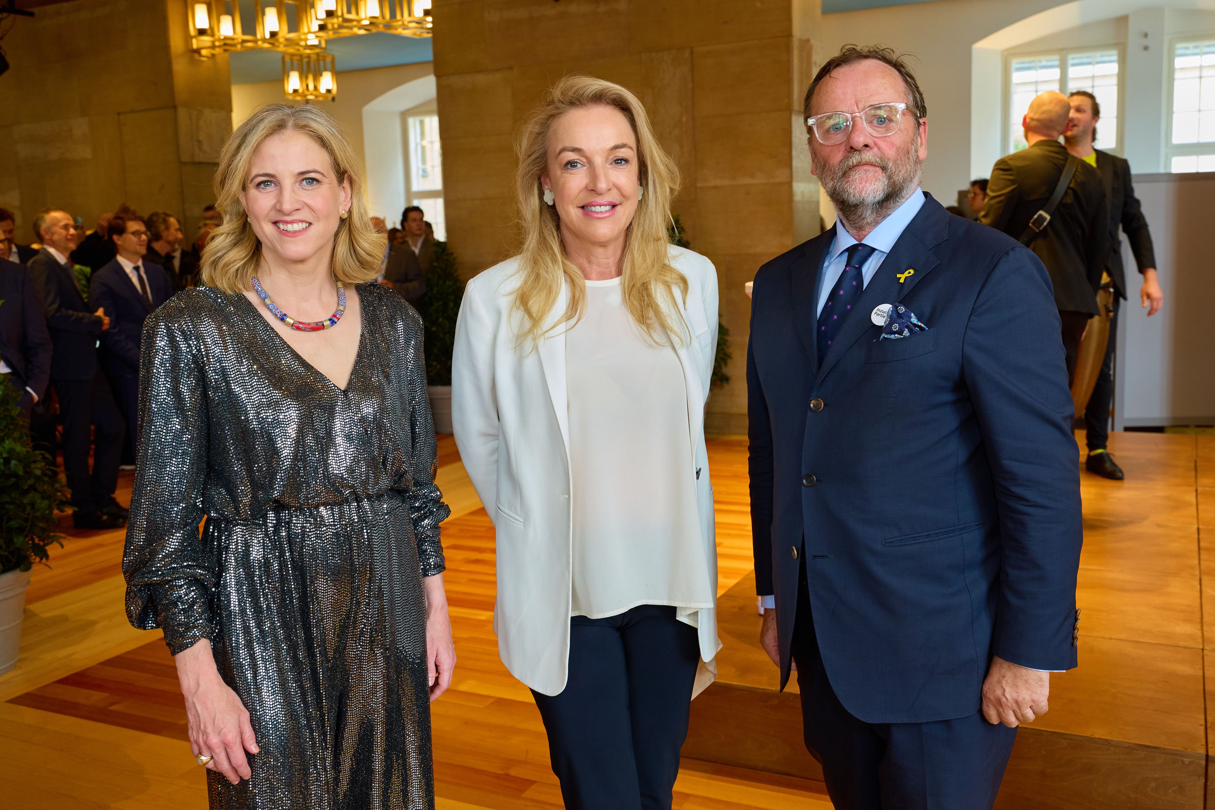 Beate Meinl-Reisinger, Festspiel-Direktorin Kristina Hammer und Sepp Schellhorn bei Event 2025