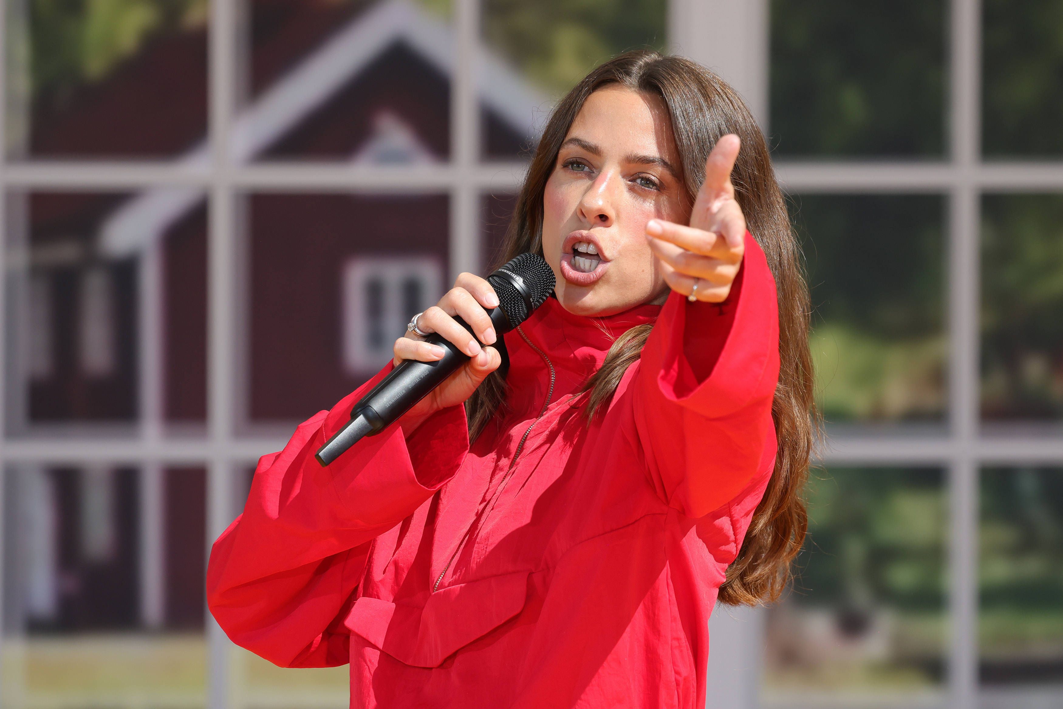 Vanessa Mai haut über die Schlagerwelt aus.