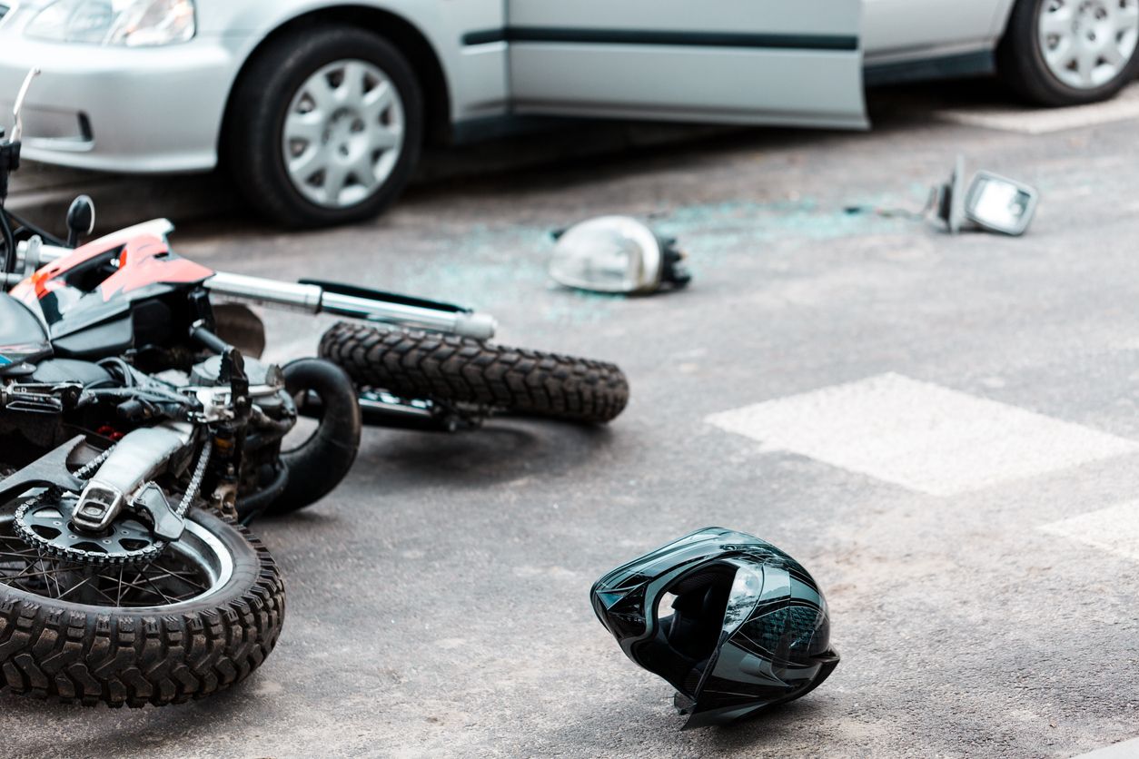 Der Biker wurde nach dem Crash auf die Gegenfahrbahn geschleudert (Symbolbild).