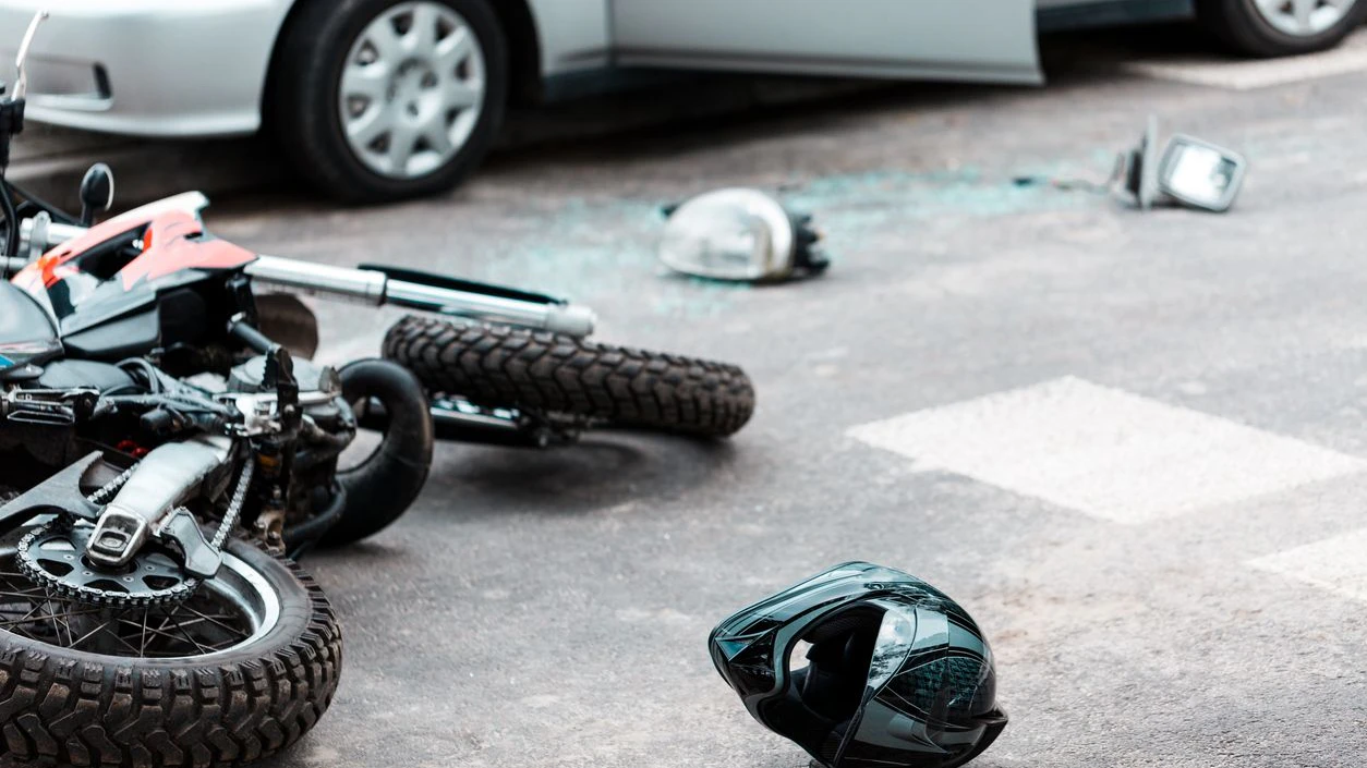 Der Biker wurde nach dem Crash auf die Gegenfahrbahn geschleudert (Symbolbild).