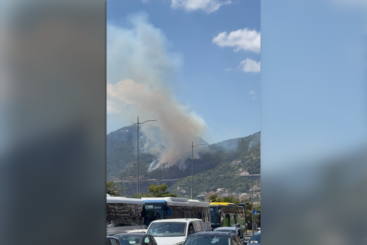 Heute.at - Waldbrand in Urlaubsparadies – Mann beobachtet Inferno