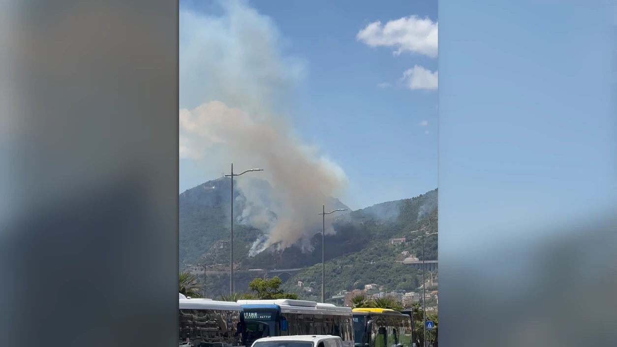 Heute.at - Waldbrand in Urlaubsparadies – Mann beobachtet Inferno