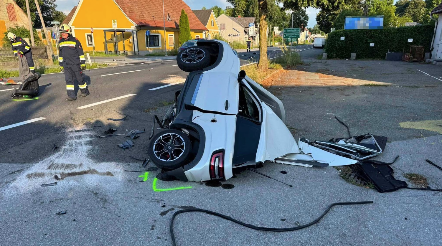 Das Mopedauto wurde bei dem Unfall komplett zerstört.
