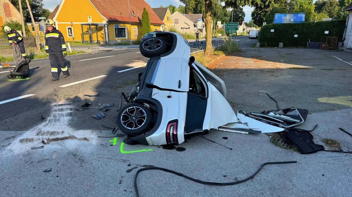 Das Mopedauto wurde bei dem Unfall komplett zerstört.