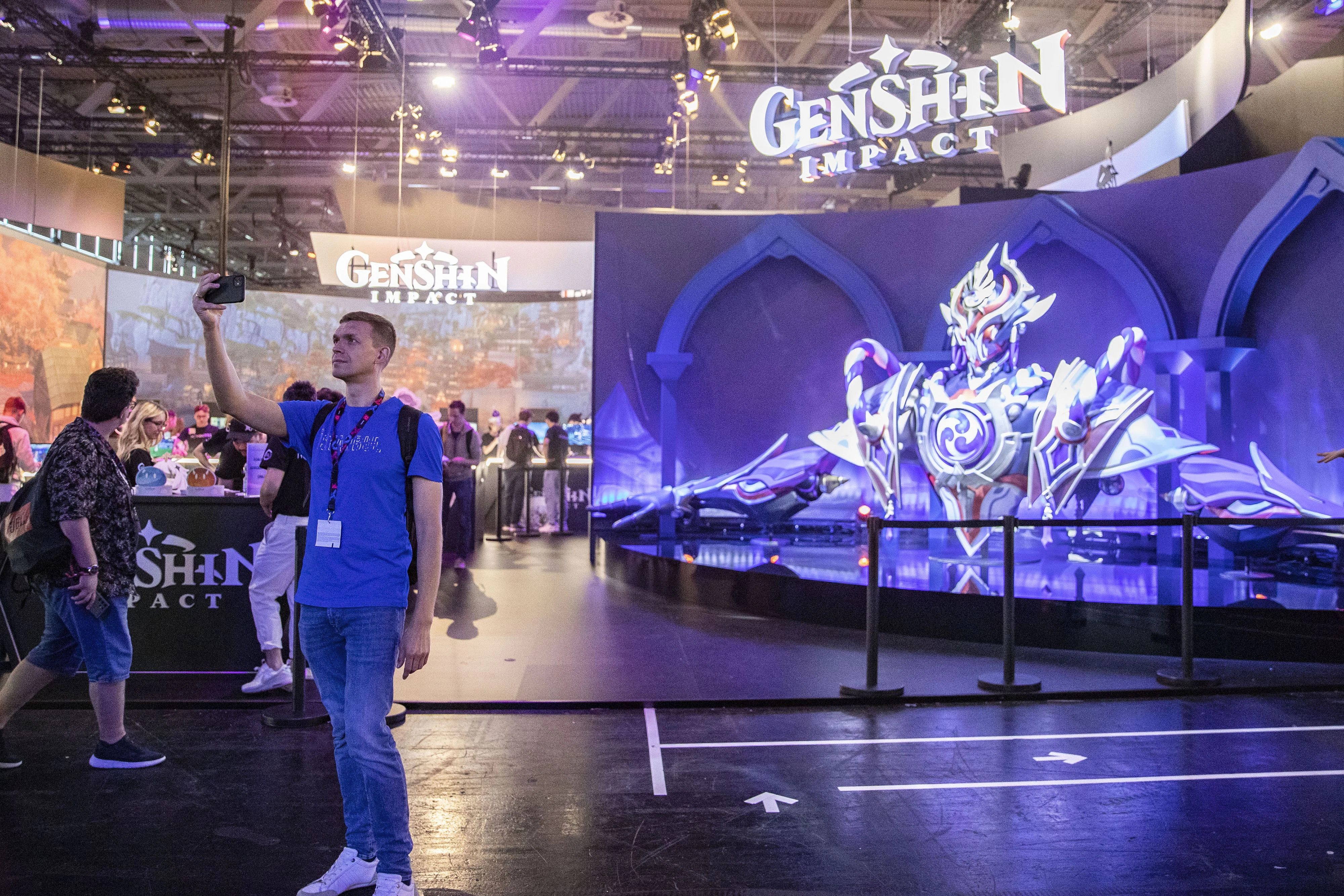 Agiert nach dem Grundsatz "glücklich arbeiten, nachhaltig wachsen": der Spieleentwickler miHoYo, hier der Stand auf der Gamescom in Köln